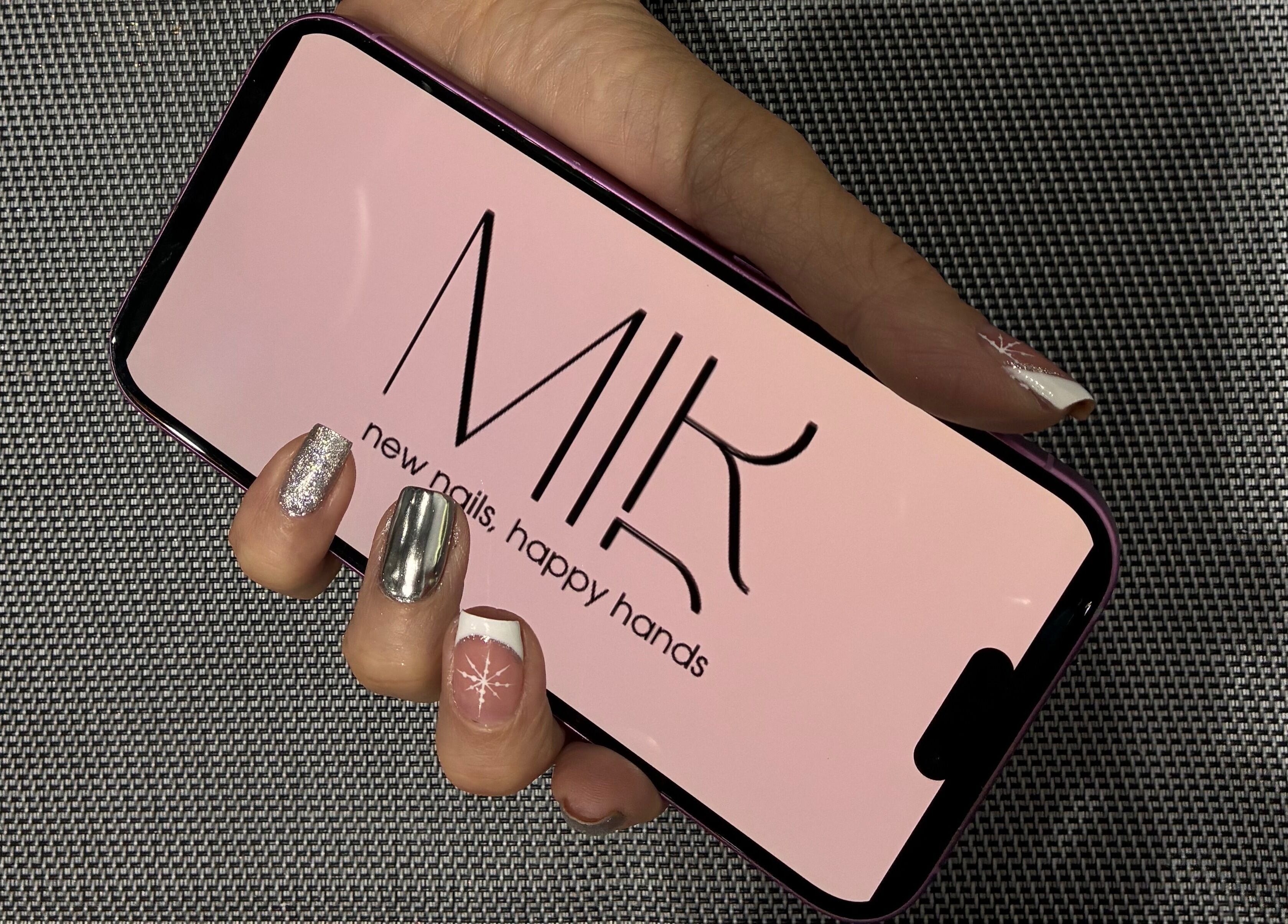 MIR Nails logo on phone with elegant nail art in Pachuca De Soto, Hidalgo, MX.