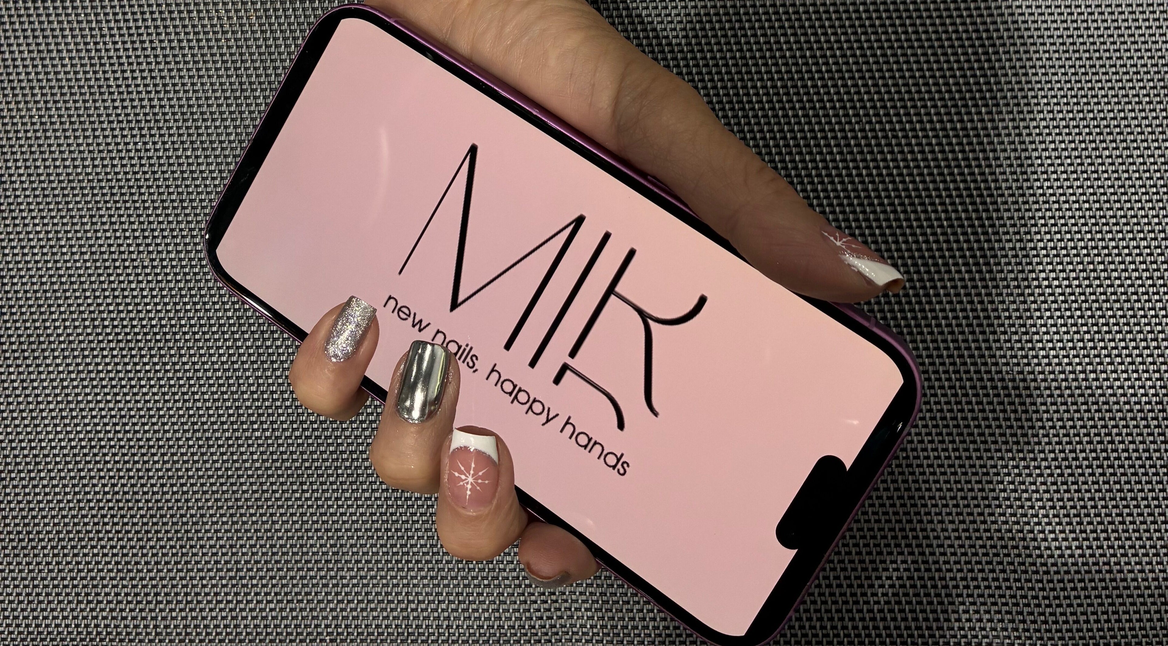 MIR Nails logo on phone with elegant nail art in Pachuca De Soto, Hidalgo, MX.