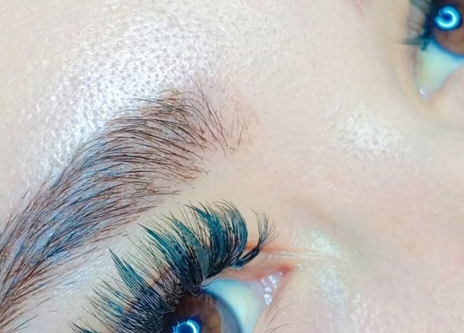 Cejas y pestañas arregladas en Centro de Belleza Tenamaxtlán, Centro, Jalisco, MX.