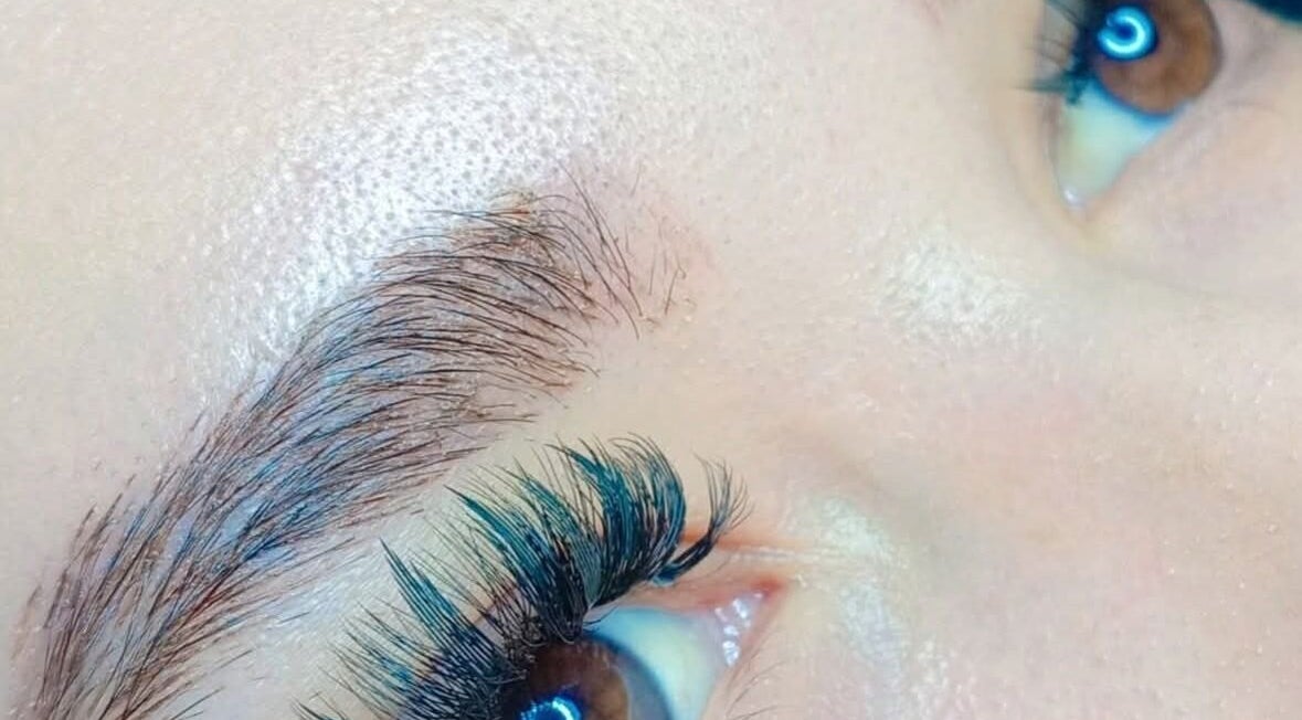 Cejas y pestañas arregladas en Centro de Belleza Tenamaxtlán, Centro, Jalisco, MX.