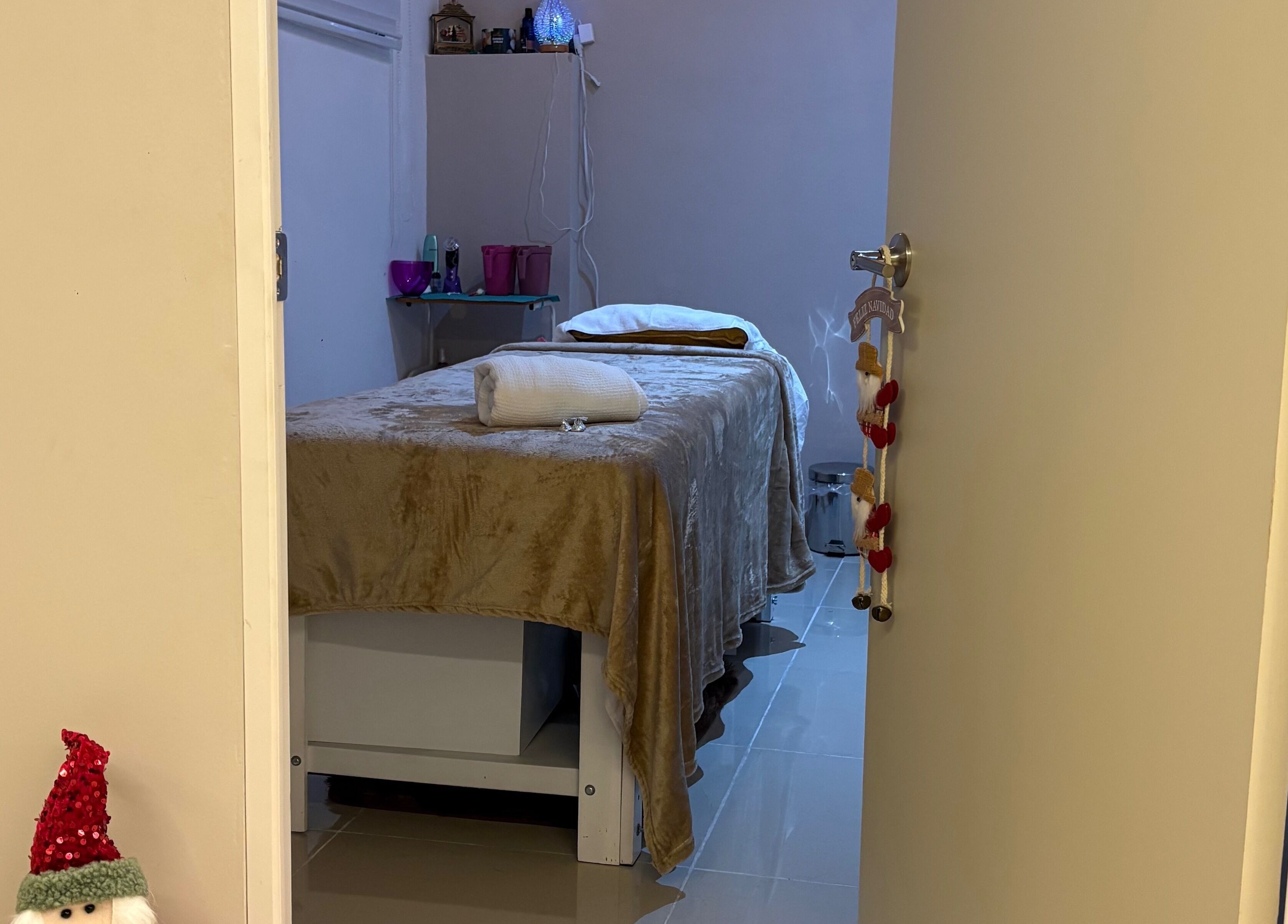 Cozy treatment room at Luma Spa & Beauty in Ciudad De México, Ciudad De México, MX, featuring plush bed and decor.