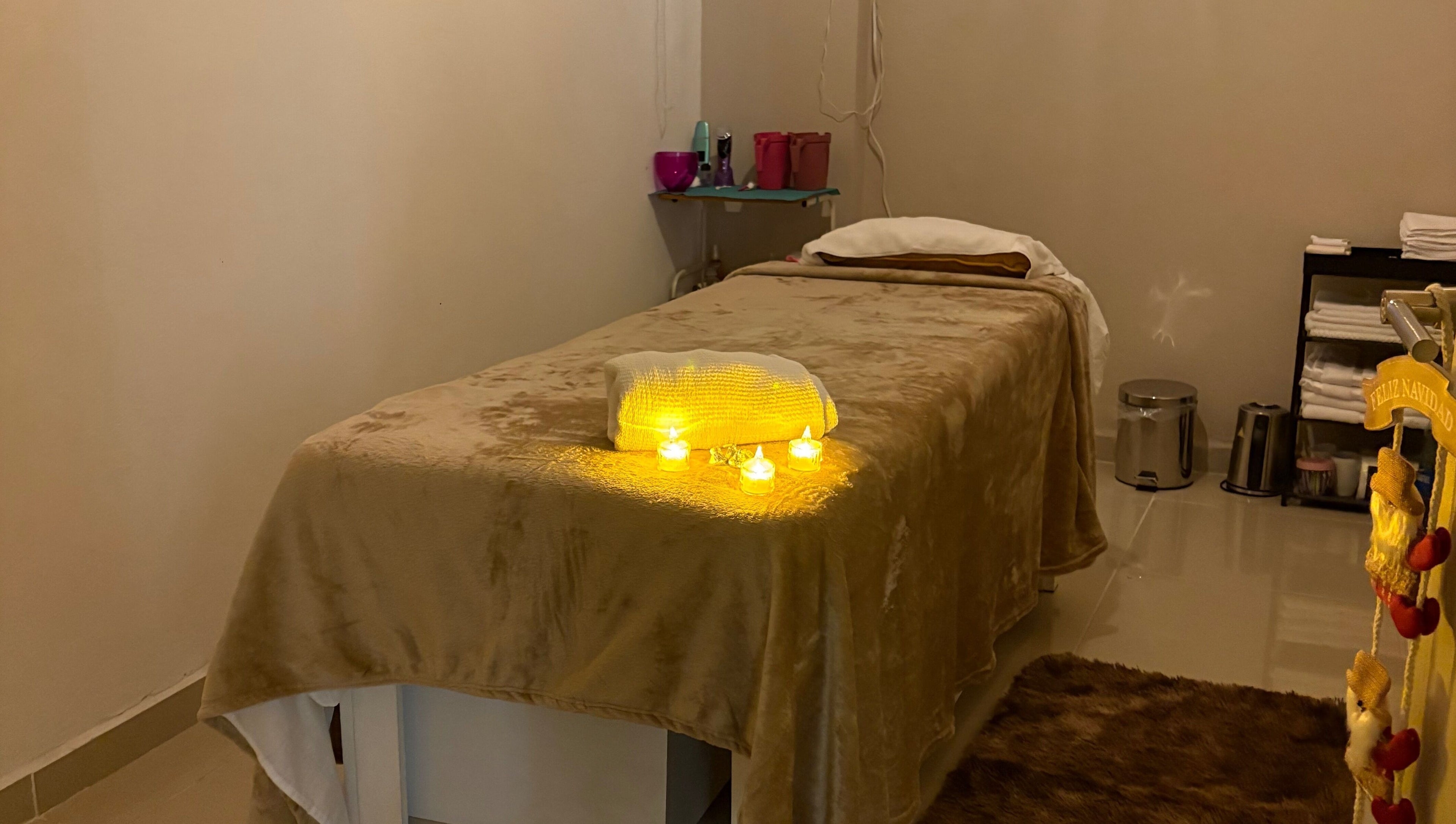 Relaxing massage room at Luma Spa & Beauty, Ciudad De México, MX with candles and cozy ambiance.