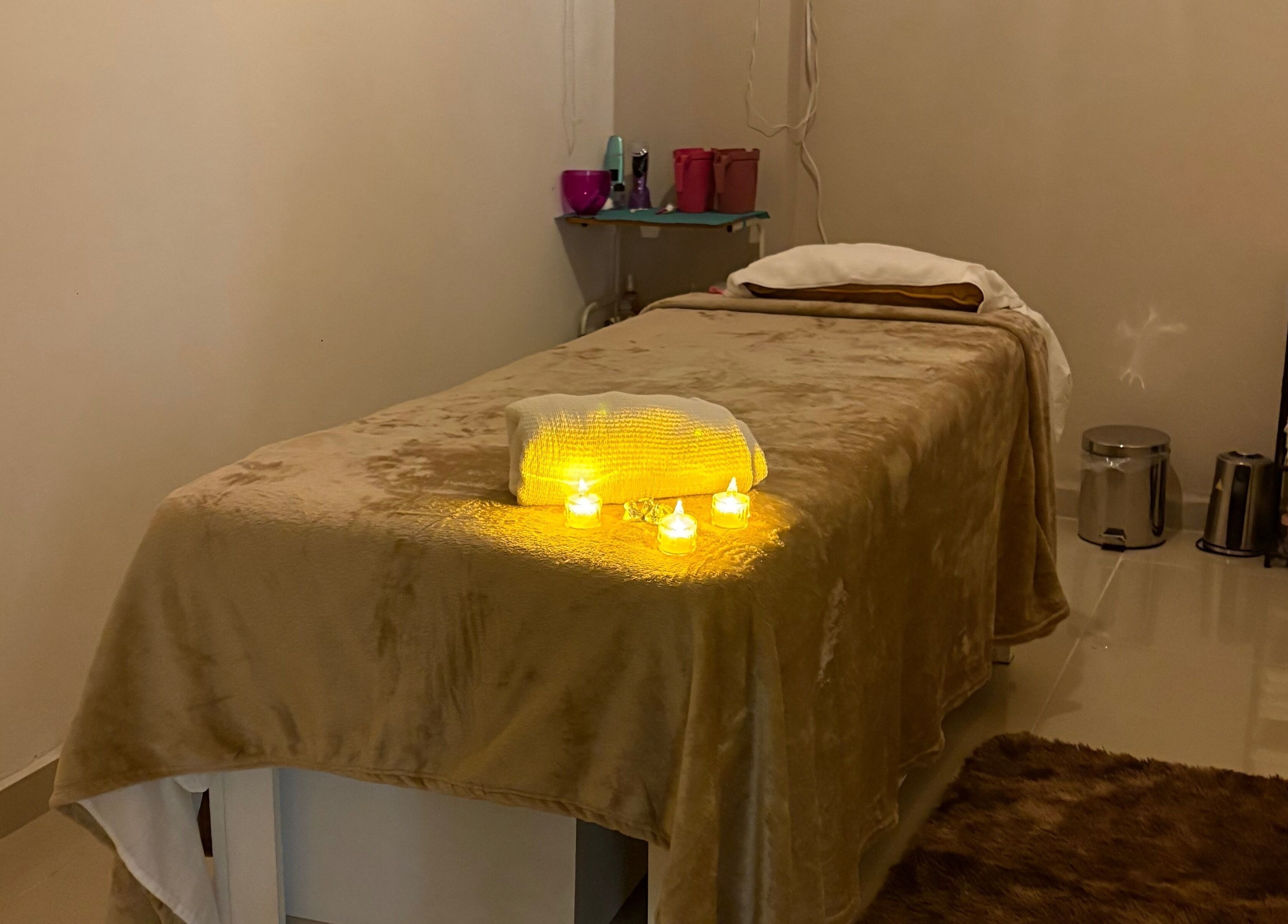 Relaxing massage room at Luma Spa & Beauty, Ciudad De México, MX with candles and cozy ambiance.