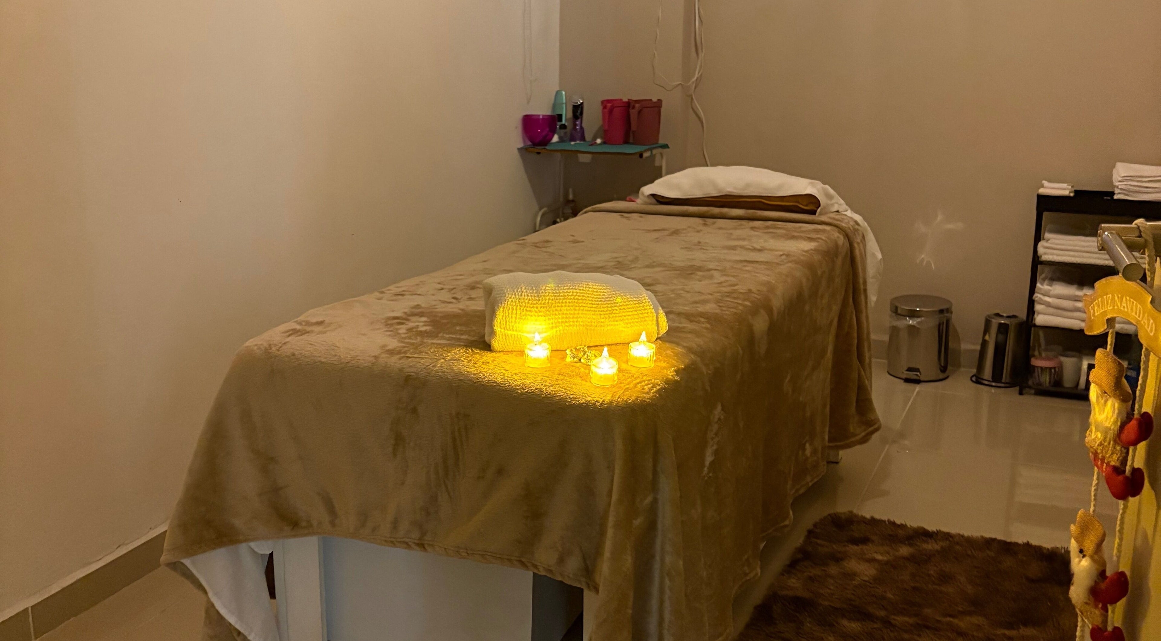 Relaxing massage room at Luma Spa & Beauty, Ciudad De México, MX with candles and cozy ambiance.