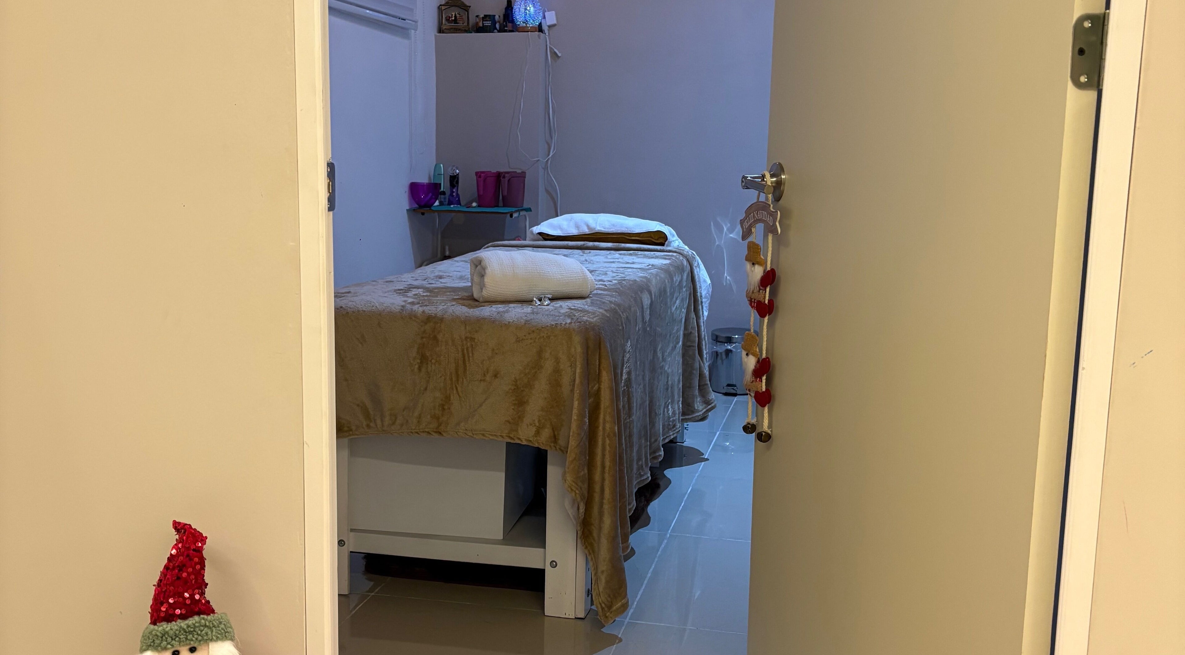 Relaxing spa room at Luma Spa & Beauty, Ciudad De México, Ciudad De México, MX with cozy massage table.