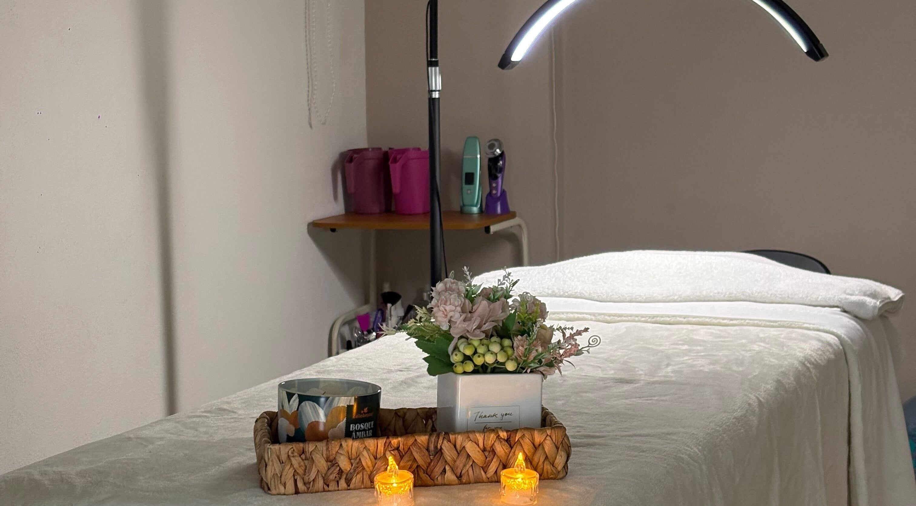 Tranquil treatment room at Luma Spa & Beauty, Ciudad De México, MX featuring cozy bed and ambient lighting.