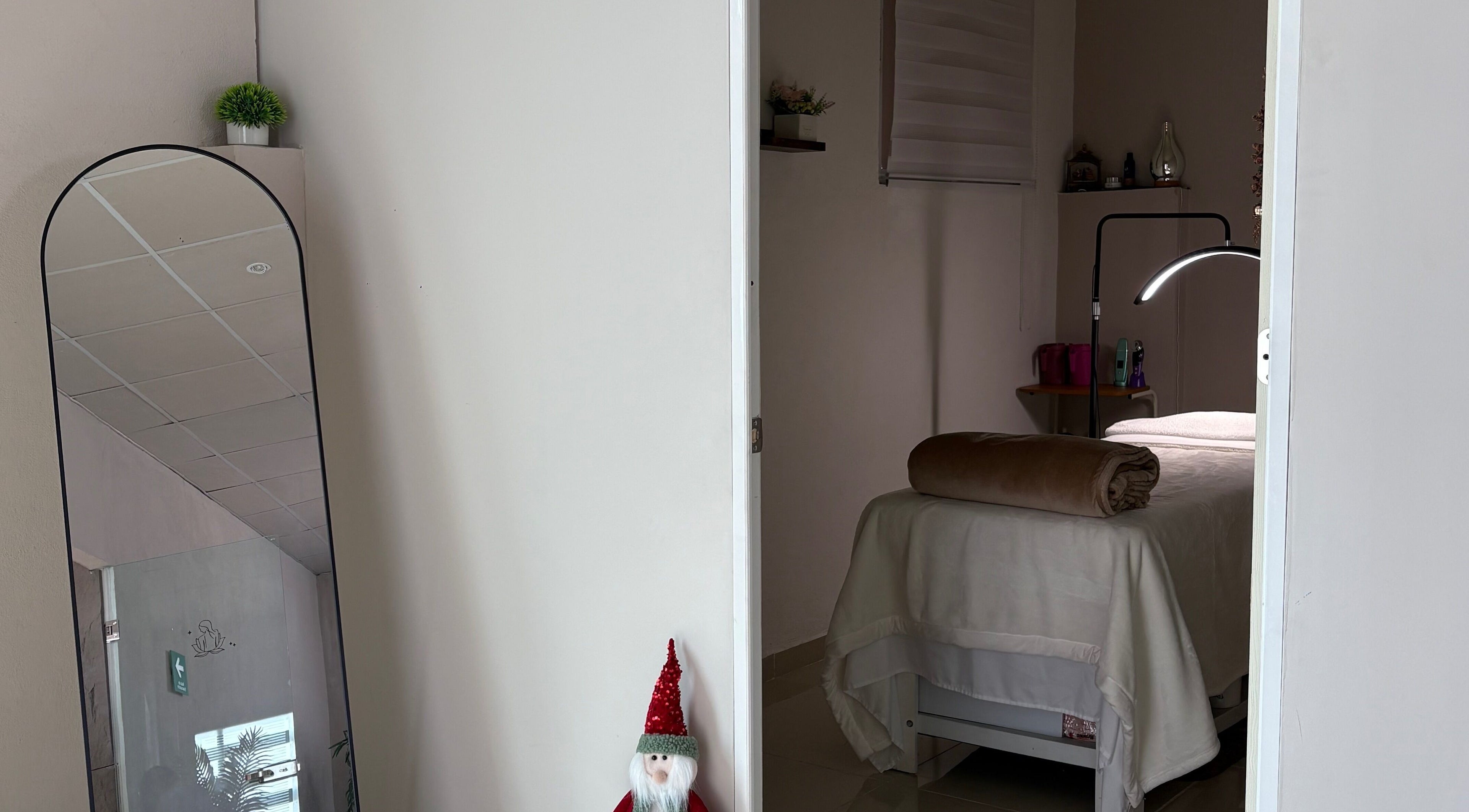 Serene treatment room at Luma Spa & Beauty, Ciudad De México, Ciudad De México, MX with soothing ambiance.