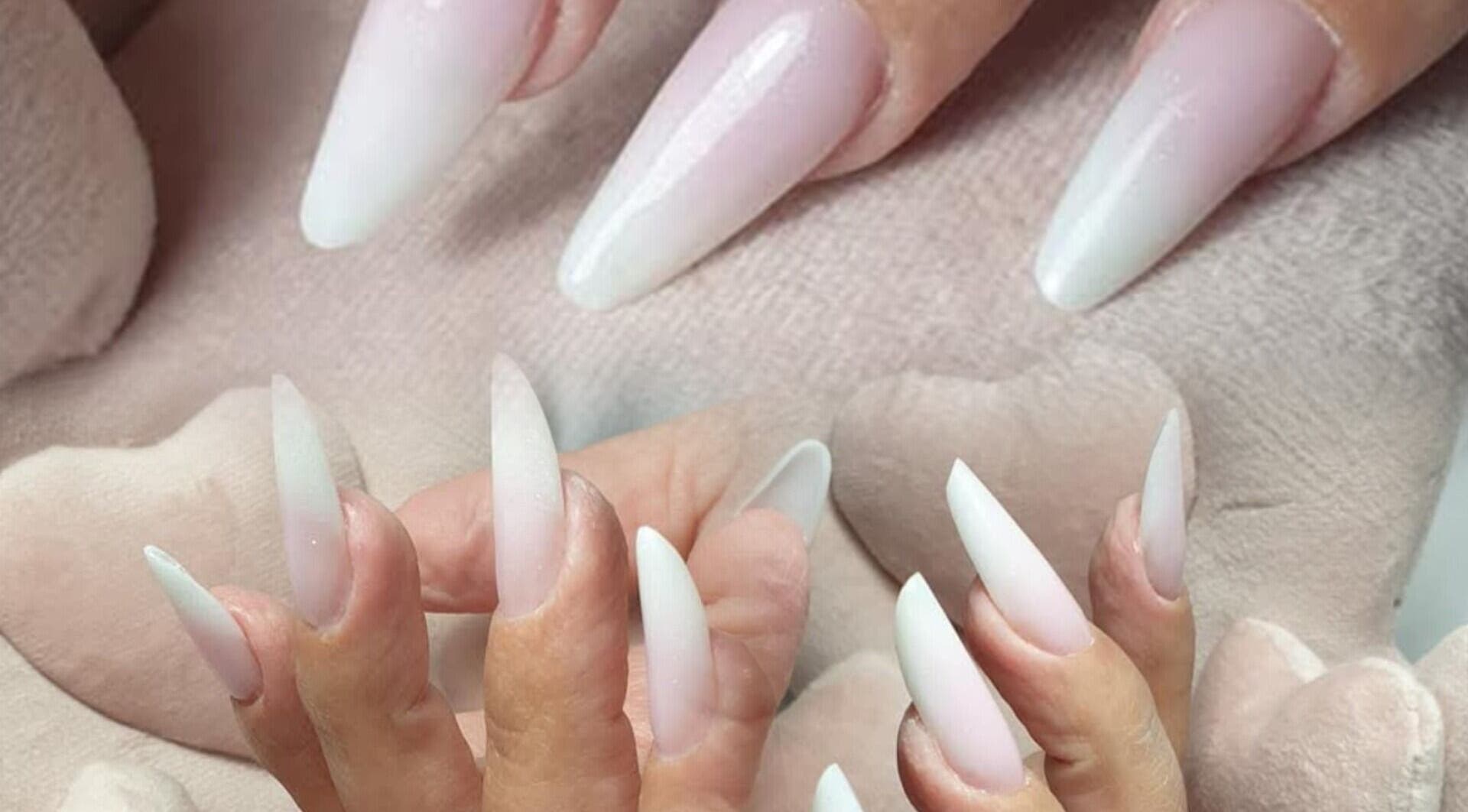 Elegante weiße Nägel bei Maya_nails_stuttgart in Stuttgart, Baden-württemberg, DE, perfekt gepflegt.
