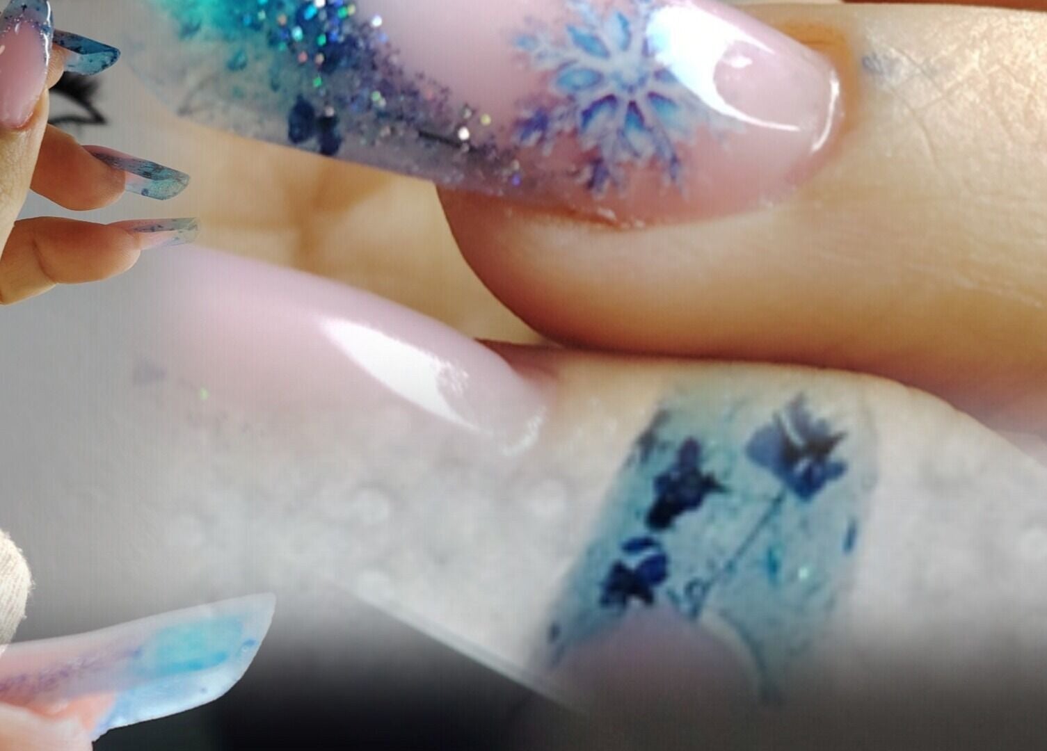 Kreatives Nageldesign mit Schneeflocken und Glitzer bei Maya_nails_stuttgart, Stuttgart, Baden-württemberg, DE.