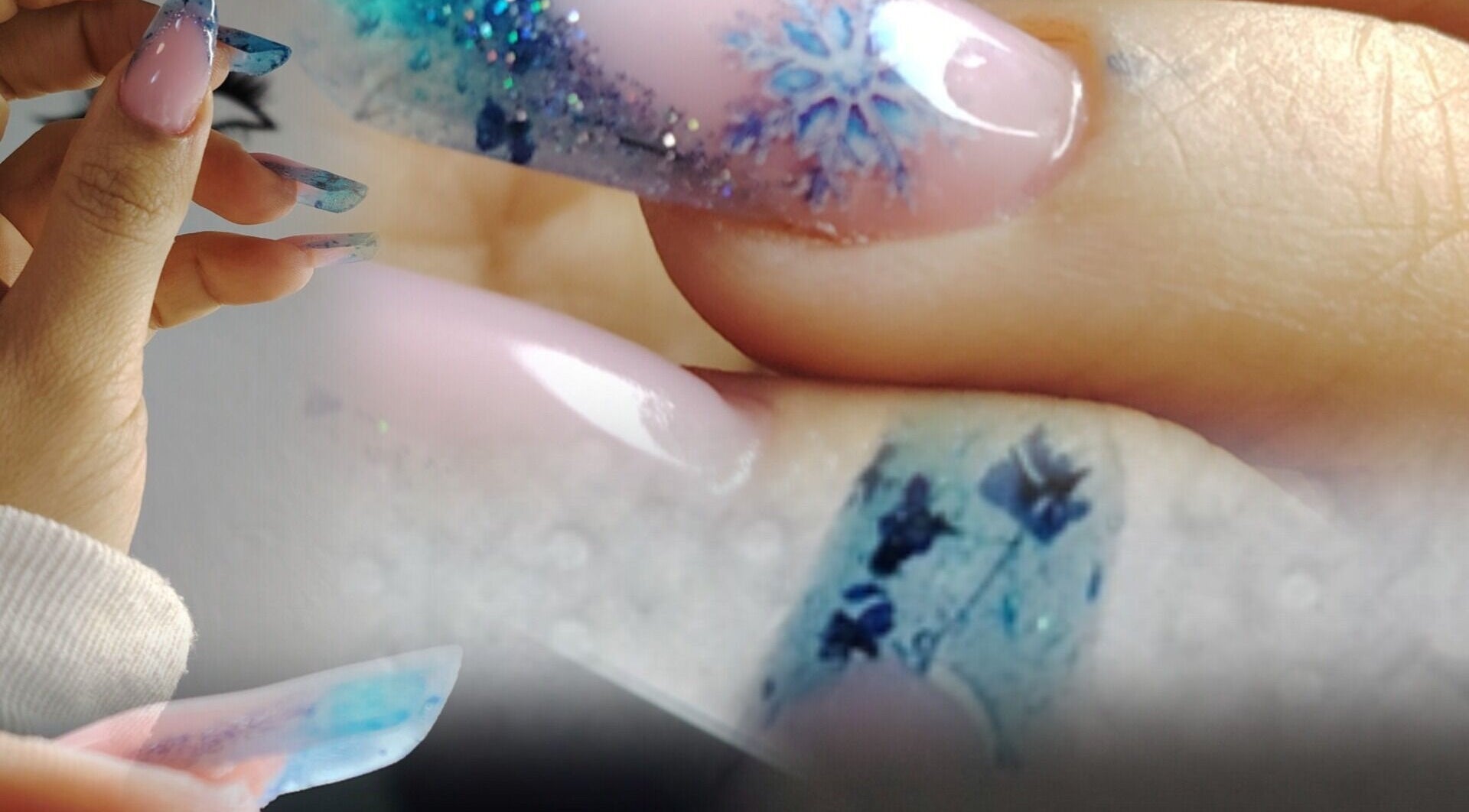 Kreatives Nageldesign mit Schneeflocken und Glitzer bei Maya_nails_stuttgart, Stuttgart, Baden-württemberg, DE.