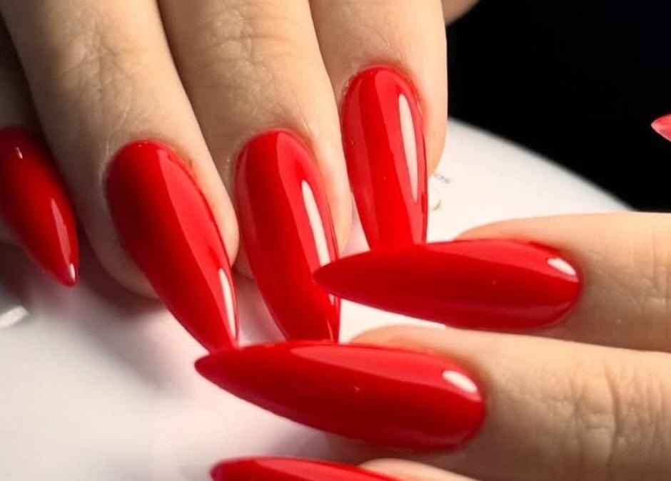 Leuchtend rote Nägel bei Maya_nails_stuttgart in Stuttgart, Baden-Württemberg, DE, zeigen elegante Maniküre.
