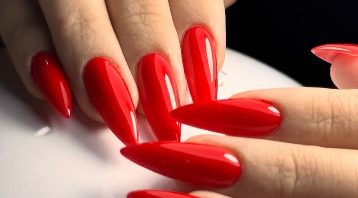 Leuchtend rote Nägel bei Maya_nails_stuttgart in Stuttgart, Baden-Württemberg, DE, zeigen elegante Maniküre.