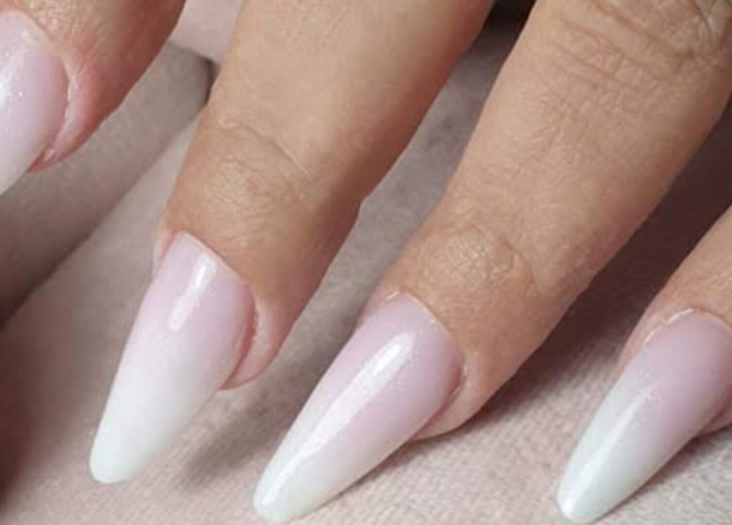 Elegante, weiße Nägel bei Maya_nails_stuttgart, Stuttgart, Baden-württemberg, DE.