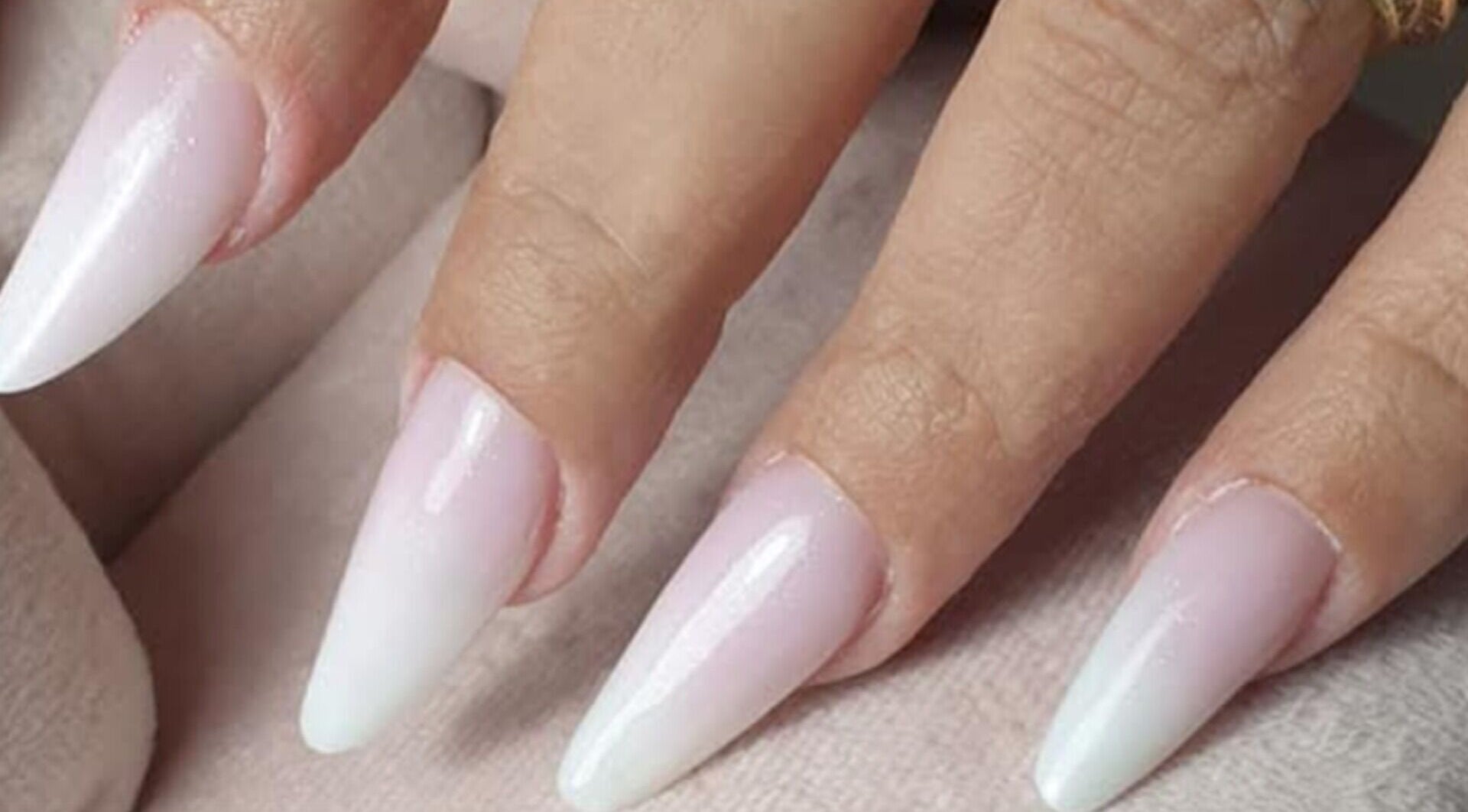 Elegante, weiße Nägel bei Maya_nails_stuttgart, Stuttgart, Baden-württemberg, DE.