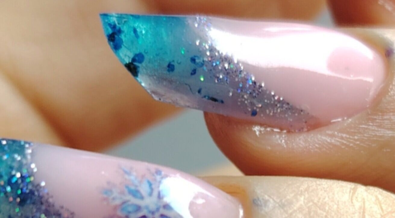 Glitzernde Nagelkunst bei Maya_nails_stuttgart in Stuttgart, Baden-Württemberg, DE