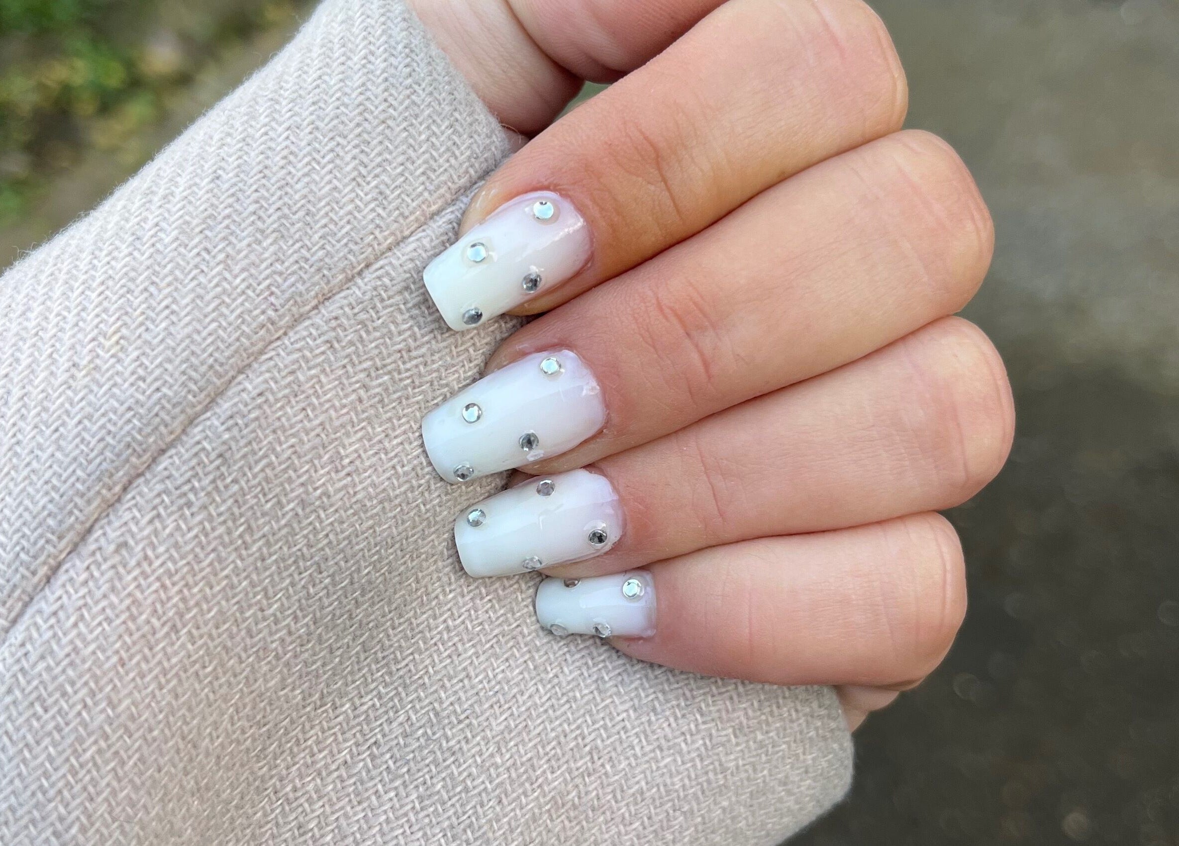 Elegant, crystal-adorned nails by L’atelier de lala, Berry-au-bac, Hauts-de-france, FR.