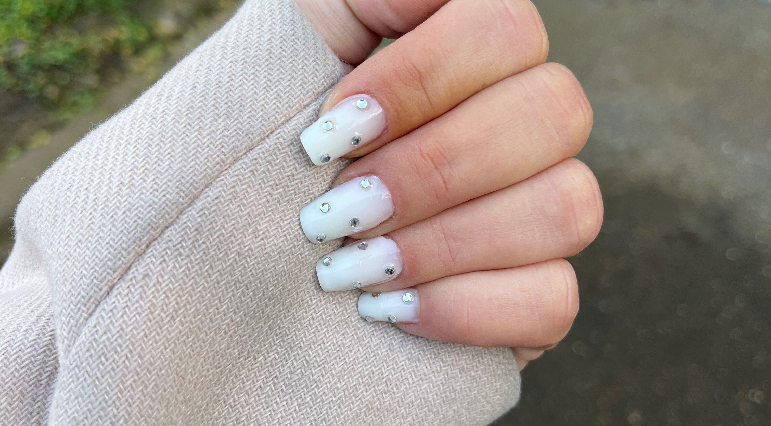 Elegant, crystal-adorned nails by L’atelier de lala, Berry-au-bac, Hauts-de-france, FR.