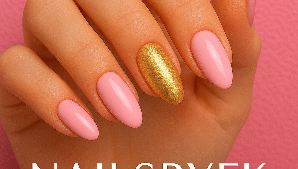 Manucure élégante rose et or chez Nailsssbyfk, Saint-céré, Occitanie, FR