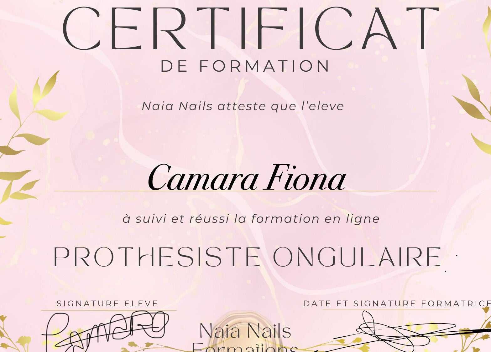 Certificat de prothésiste ongulaire de Nailsssbyfk à Saint-céré, Occitanie, FR avec décor floral doré.
