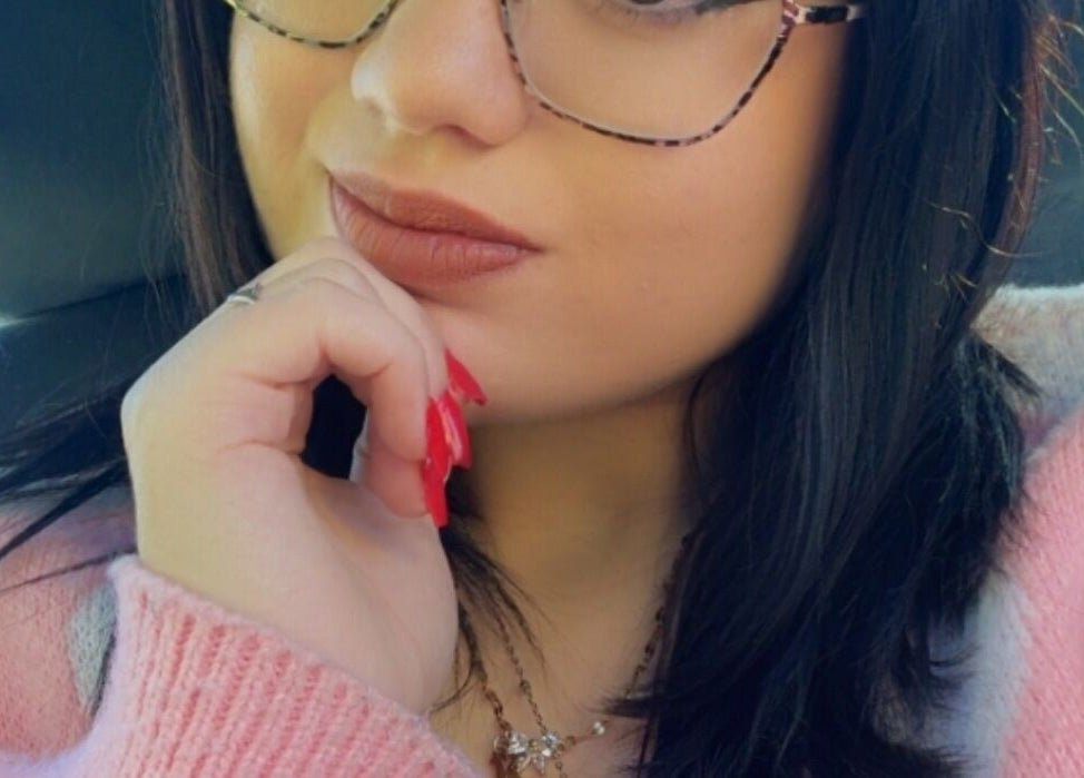 Individu portant des ongles rouges élégants chez Nailsssbyfk à Saint-céré, Occitanie, FR.