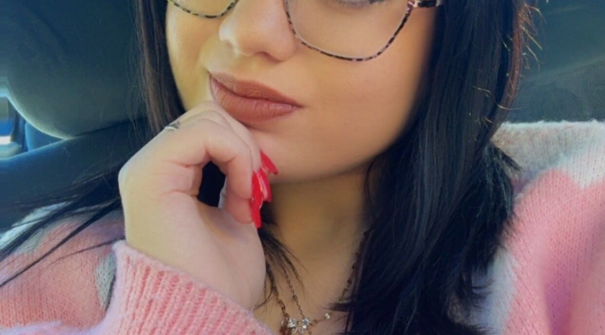 Individu portant des ongles rouges élégants chez Nailsssbyfk à Saint-céré, Occitanie, FR.