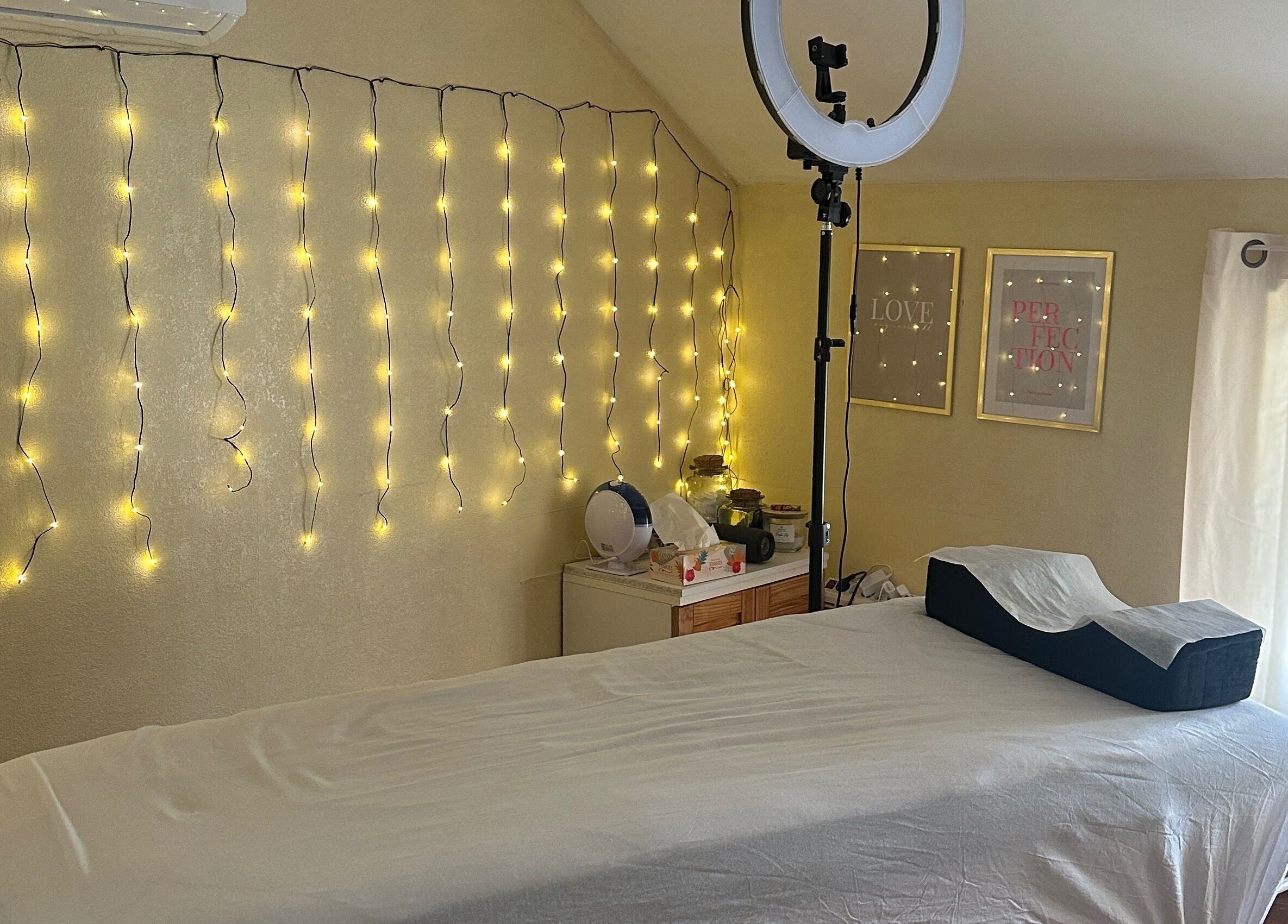 Salle de soin paisible chez BROWSCULPT and Beauty à Mazères-de-neste, Occitanie, FR avec lumières apaisantes.