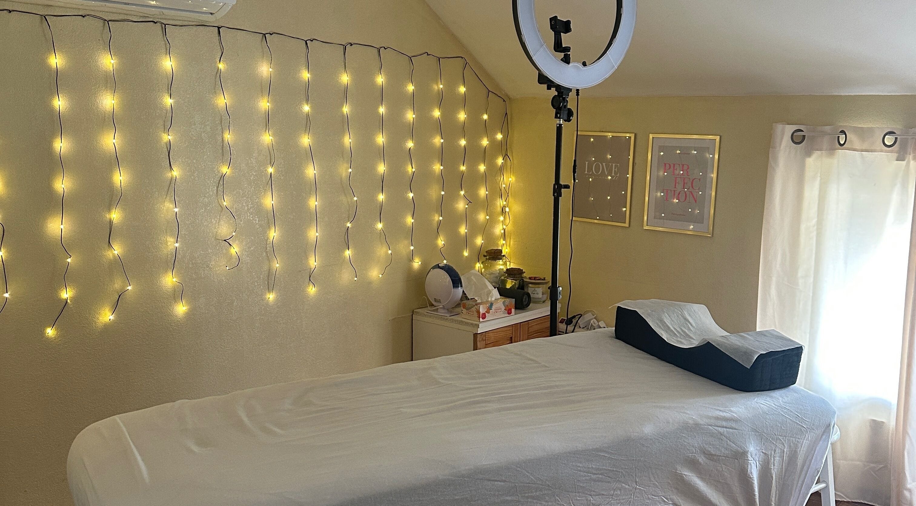 Salle de soin paisible chez BROWSCULPT and Beauty à Mazères-de-neste, Occitanie, FR avec lumières apaisantes.