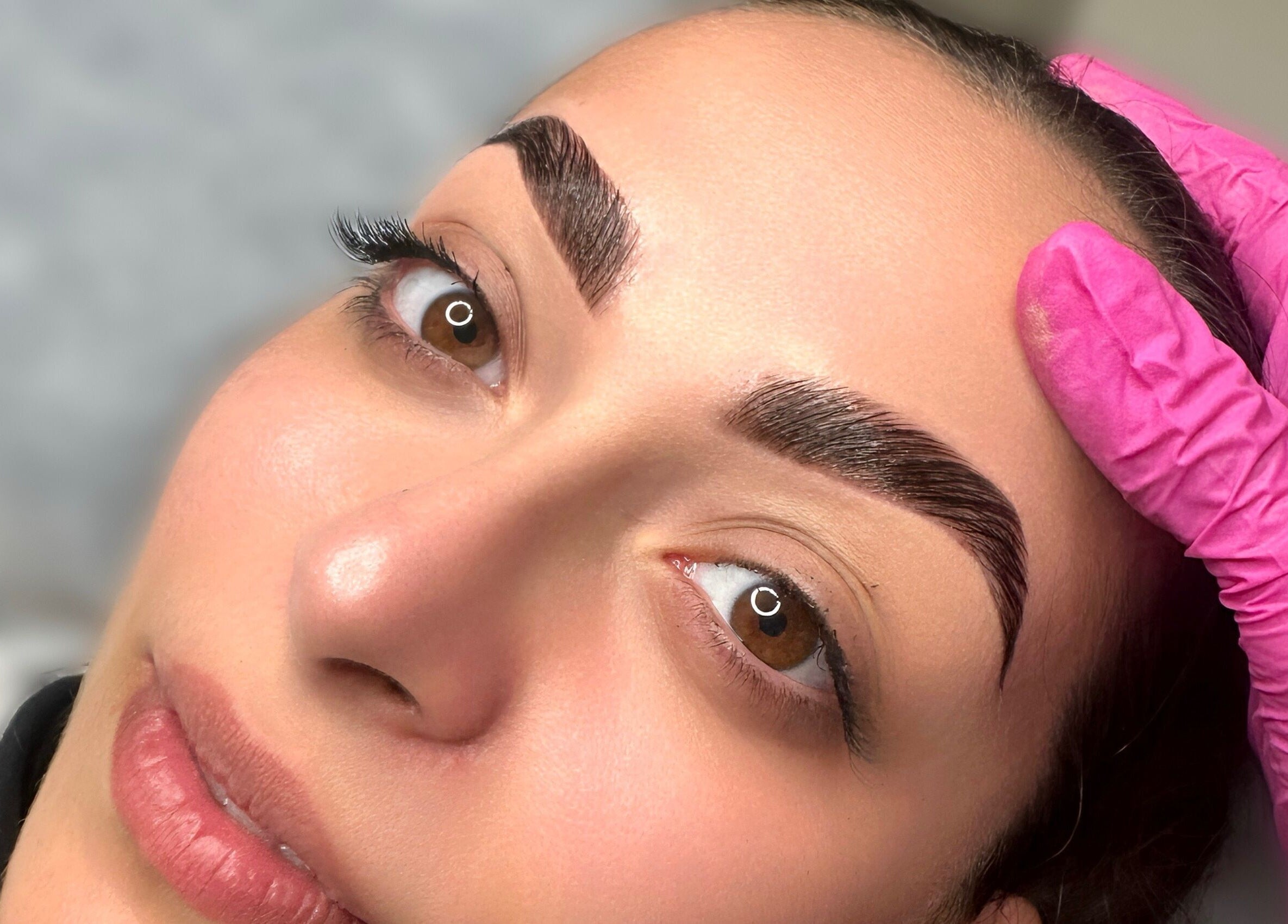 Sourcils impeccables après traitement chez BROWSCULPT and Beauty à Mazères-de-neste, Occitanie, FR.