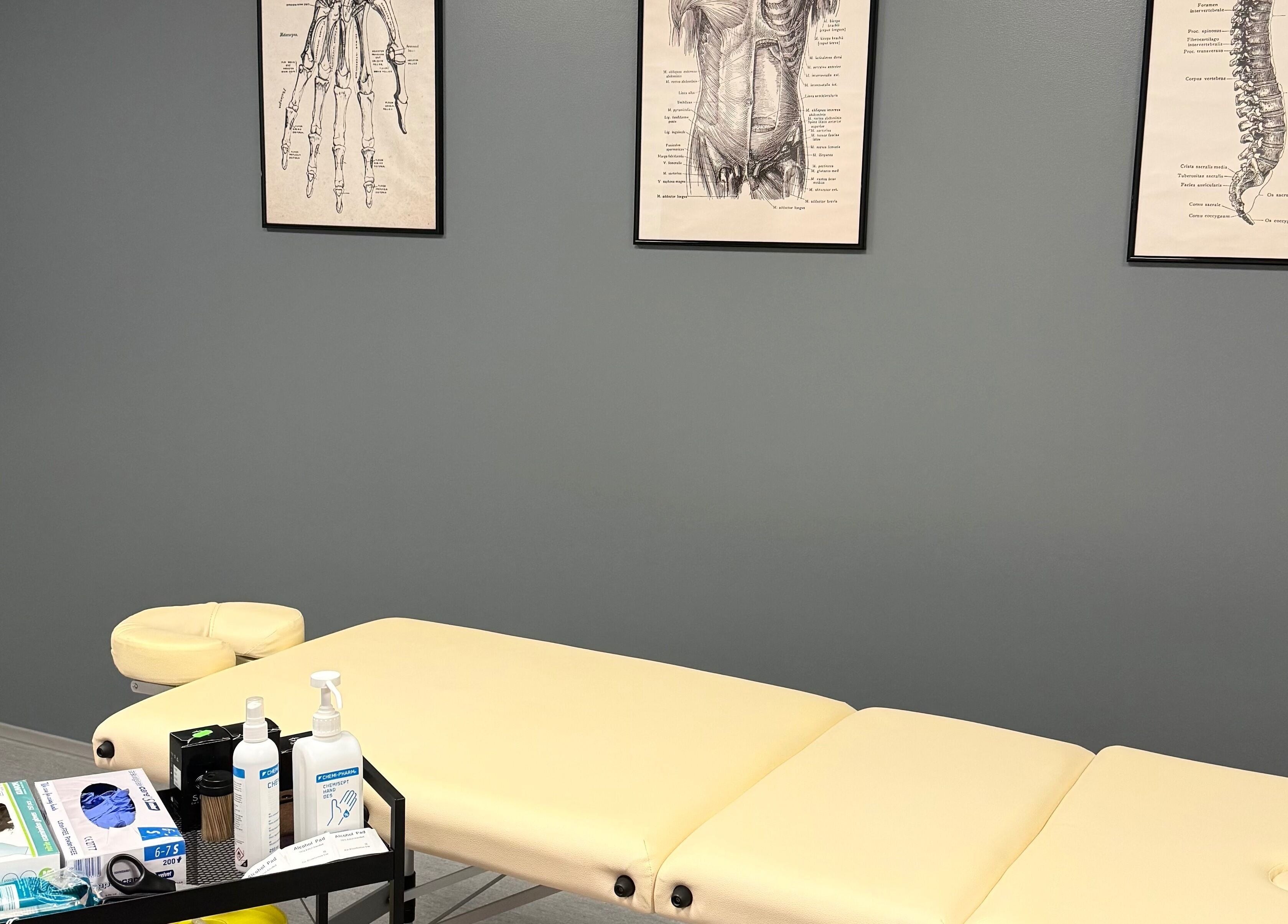 Cozy therapy room at Physio_tln, Tallinn, Harju maakond, EE with anatomical art and massage table.