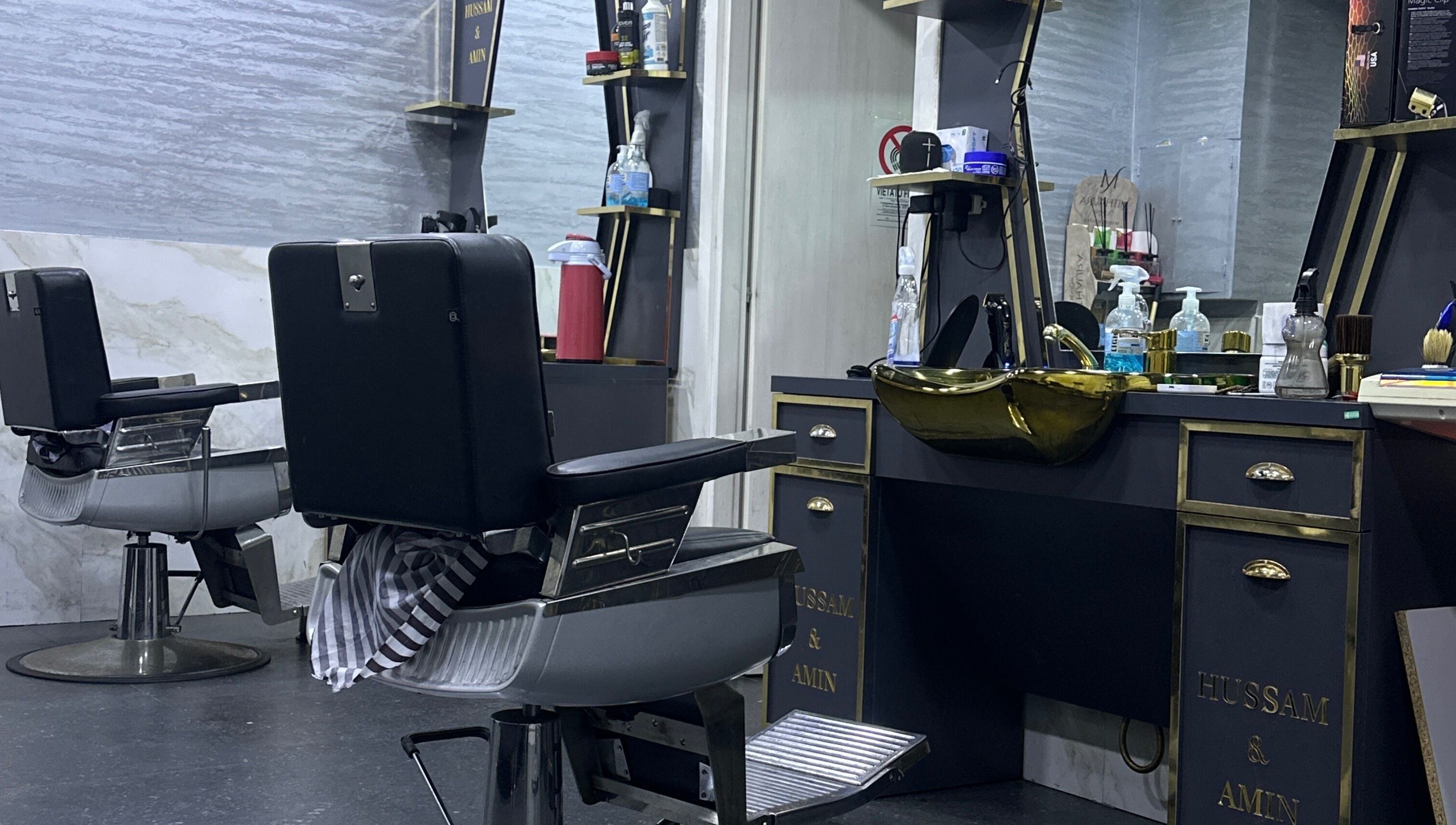 Interno di BARBER HOSSY, Genova, Liguria, IT: postazioni eleganti e moderne