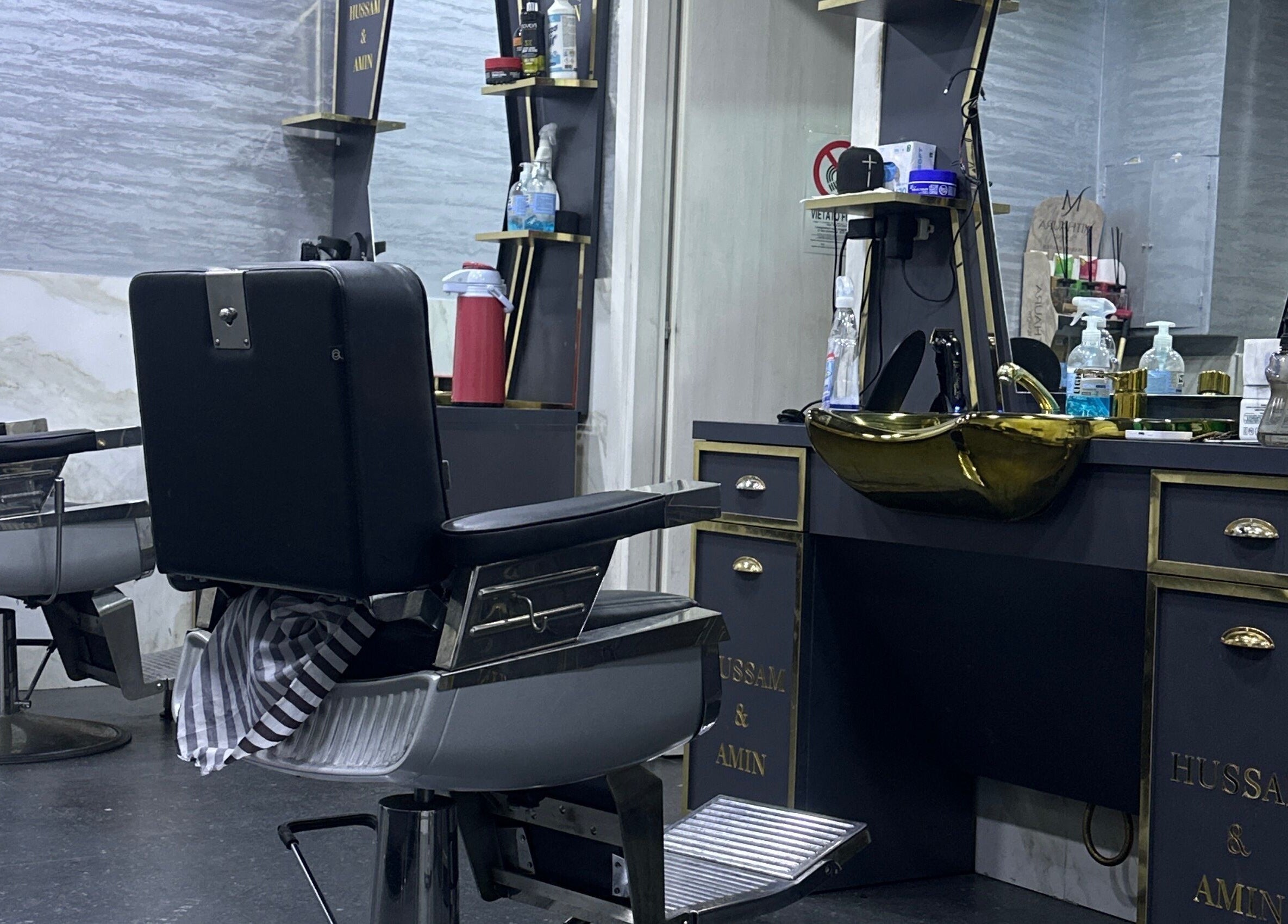 Interno di BARBER HOSSY, Genova, Liguria, IT: postazioni eleganti e moderne