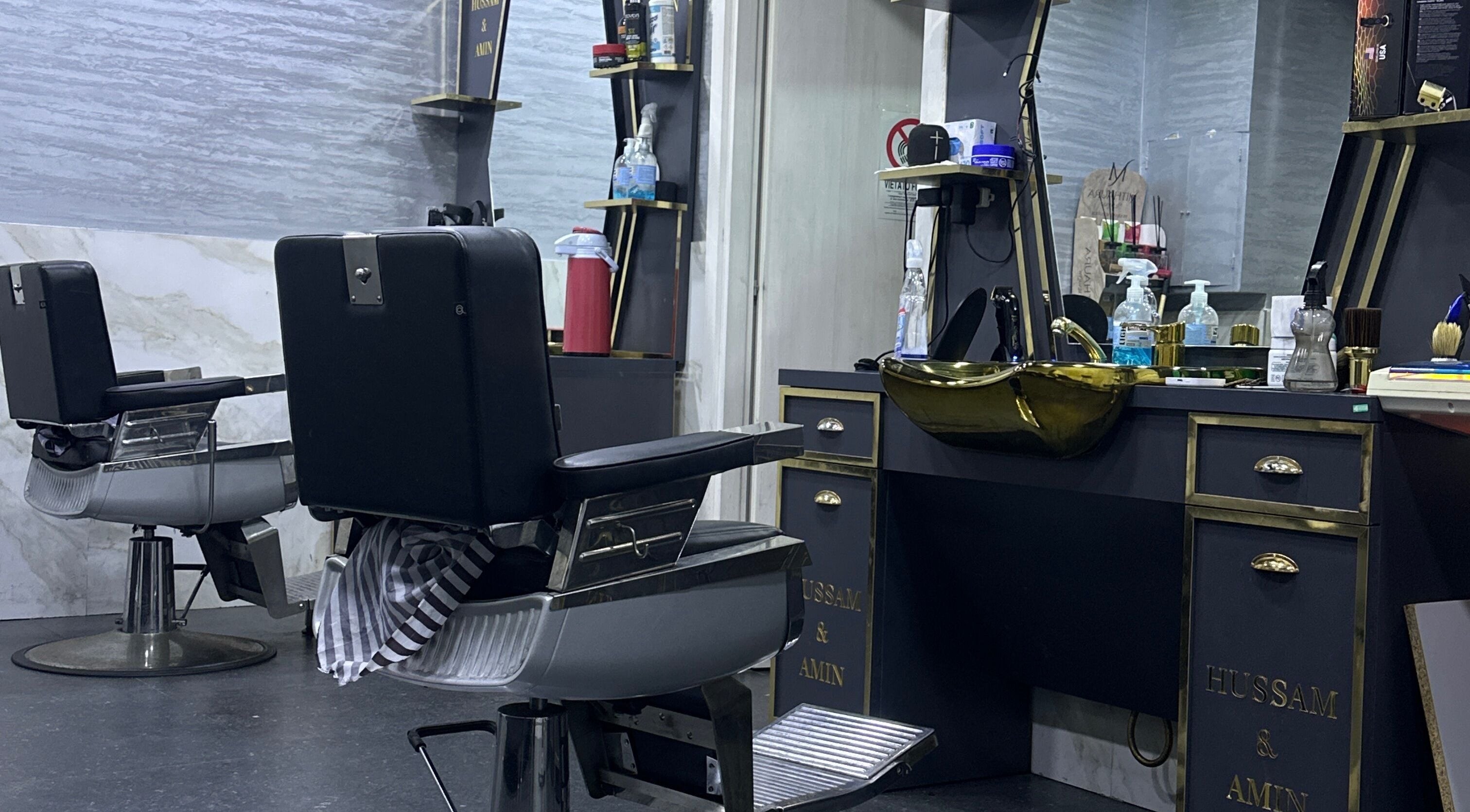 Interno di BARBER HOSSY, Genova, Liguria, IT: postazioni eleganti e moderne