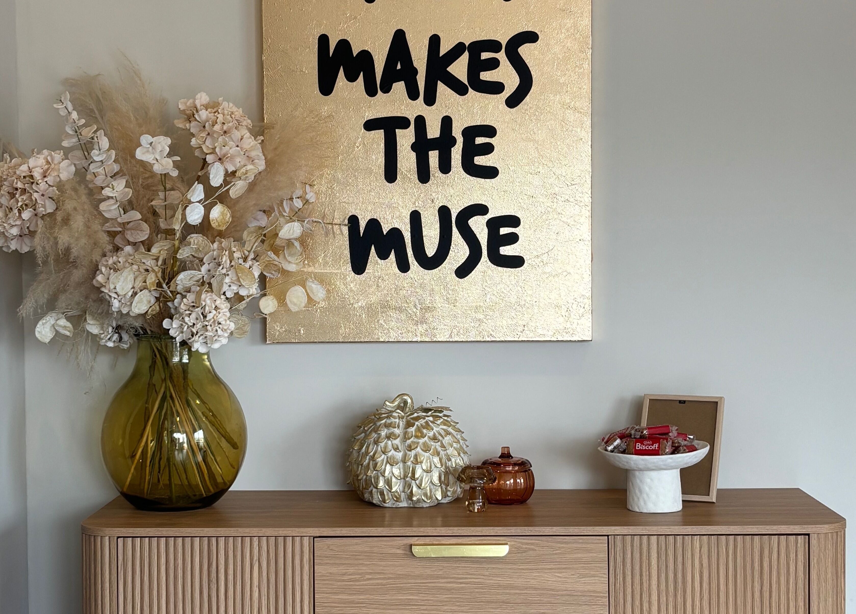 Stylish decor with flowers and art at Fine Little Things Studios, Bury St Edmund’s, England, GB.