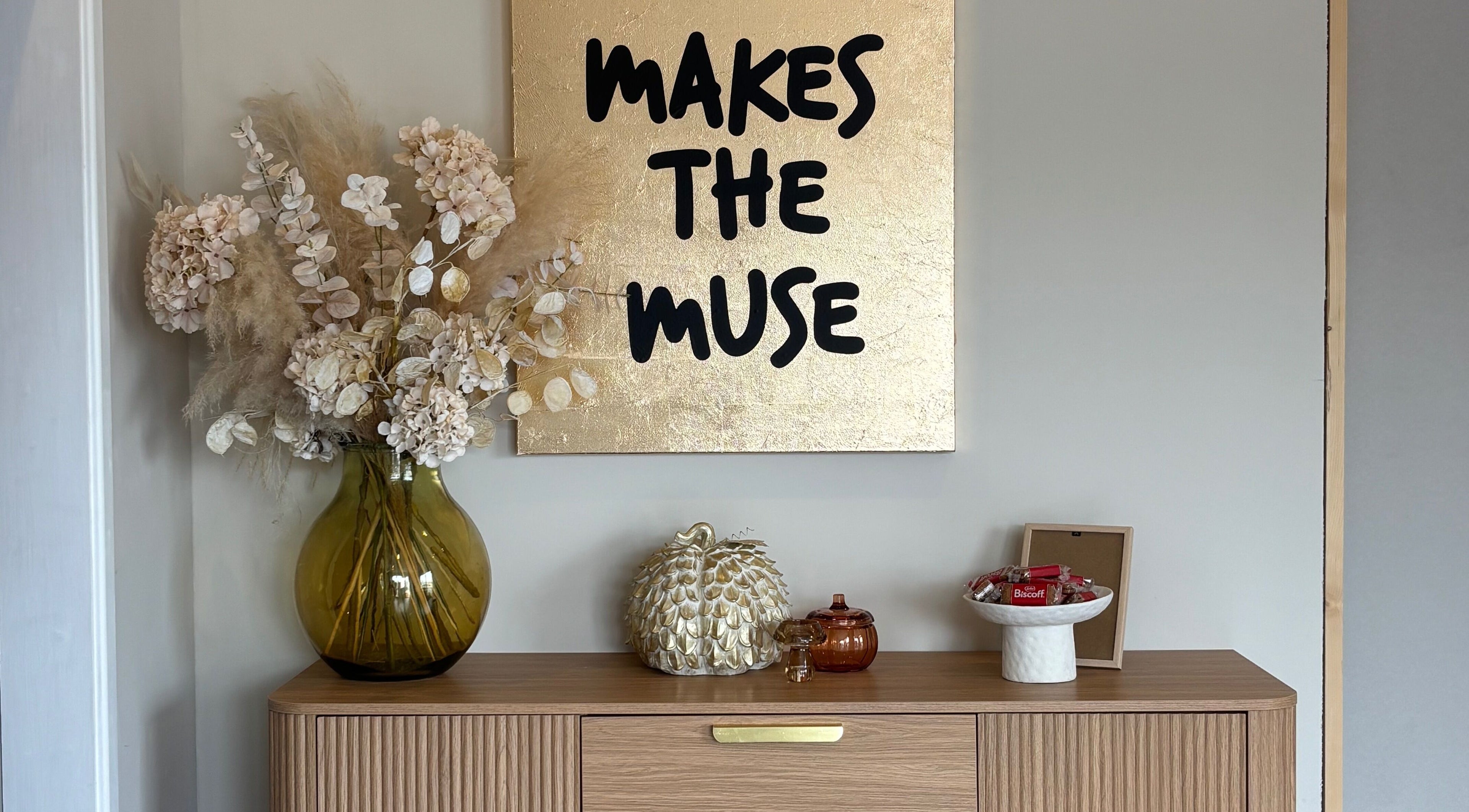 Stylish decor with flowers and art at Fine Little Things Studios, Bury St Edmund’s, England, GB.