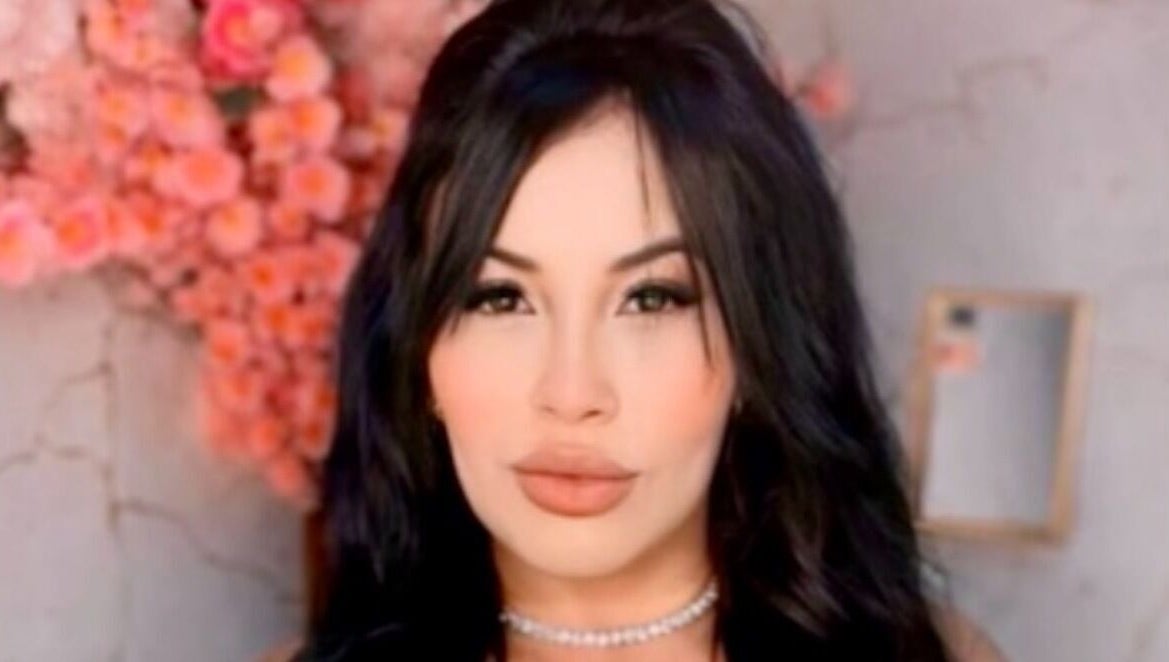 Woman with elegant style at Lash AG Alessandra Guimaraes, Torres Novas, Santarém, PT with pink floral backdrop.