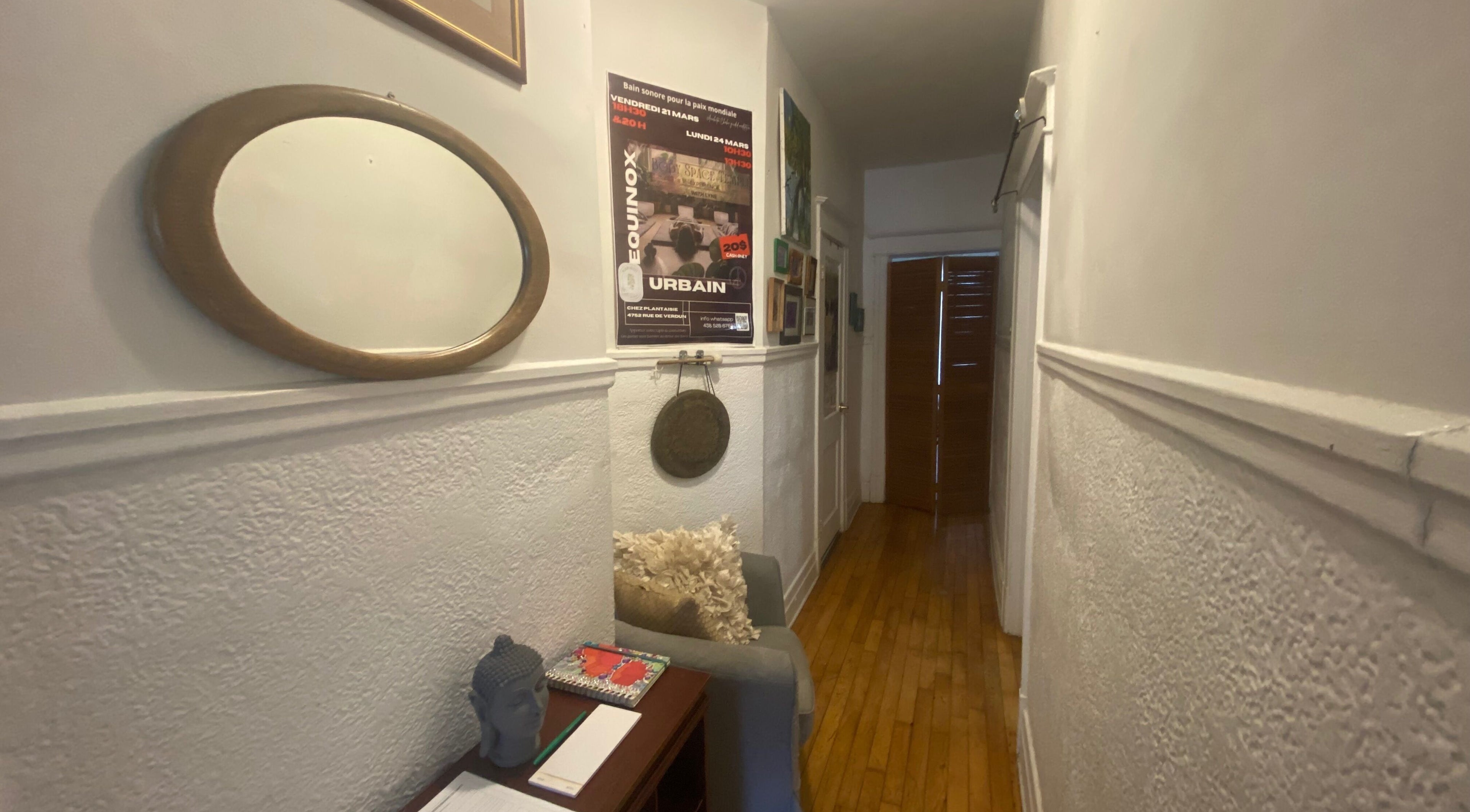 Calm hallway at Massage Verdun Line Boisvert in Montréal, Québec, CA, featuring soft lighting and soothing decor.