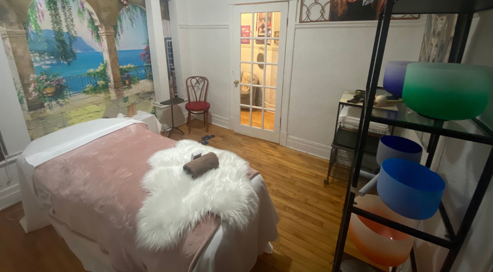 Salle de massage paisible à Massage Verdun Line Boisvert, Montréal, Québec, CA, décorée avec vue méditerranéenne.