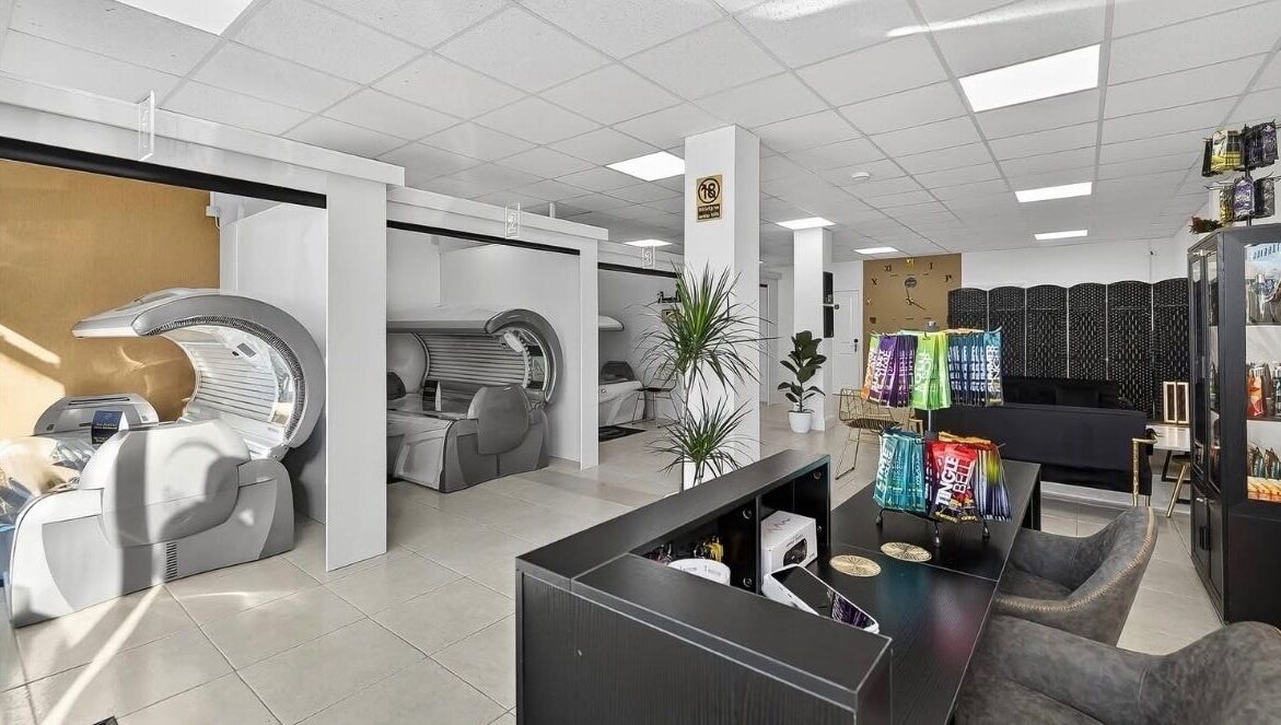 Modern tanning beds and seating area in Cknails, Plymouth, England, GB’s serene beauty venue.