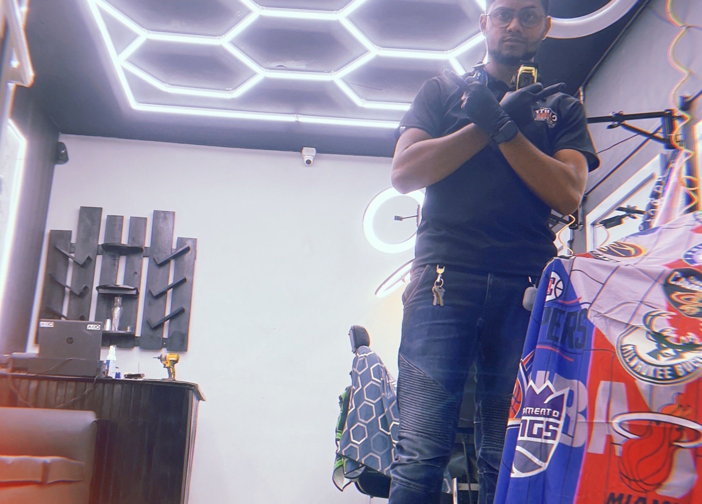 Interior moderno de Eddison Barber shop en Fantino, Sánchez Ramírez, DO con diseño innovador.