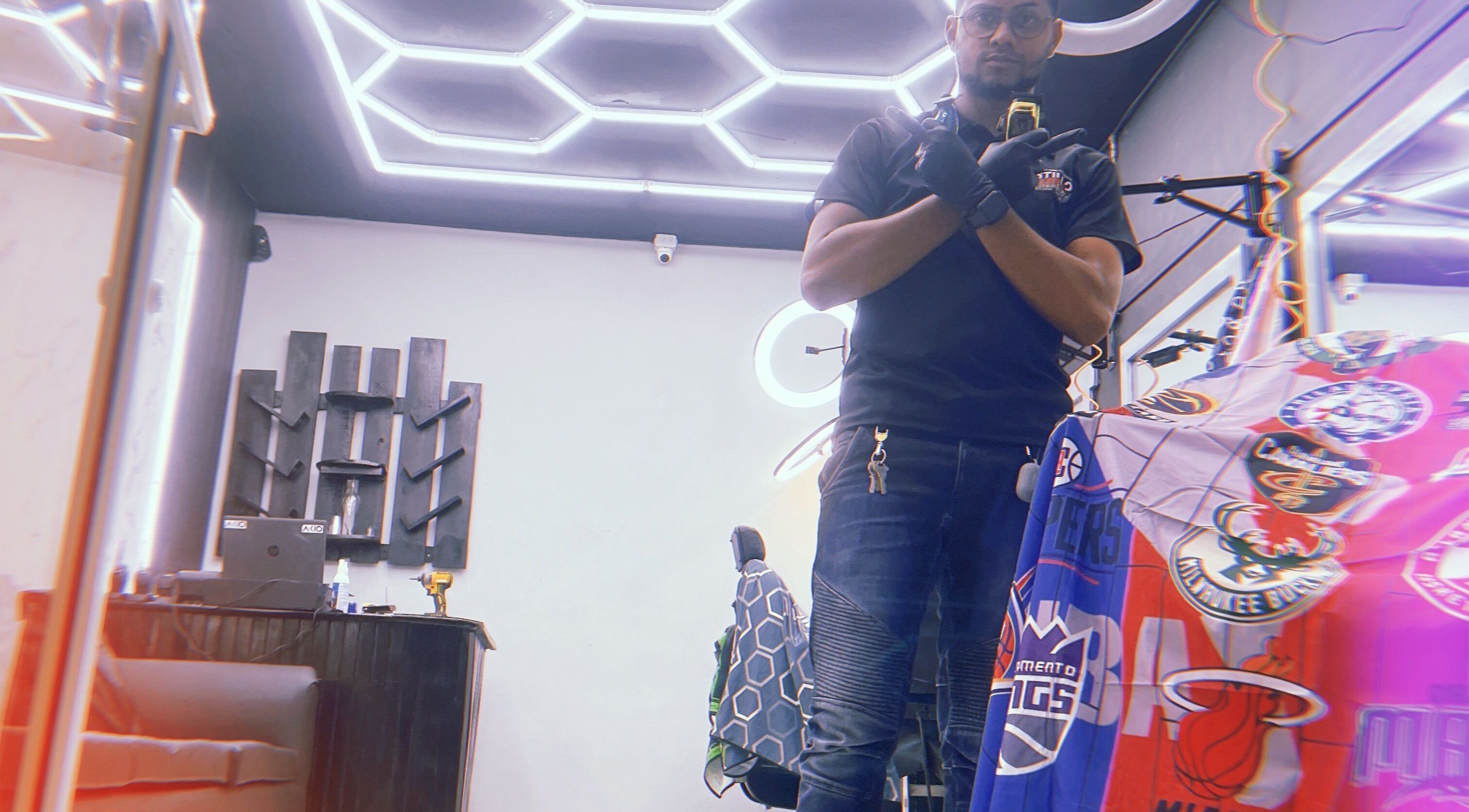 Interior moderno de Eddison Barber shop en Fantino, Sánchez Ramírez, DO con diseño innovador.