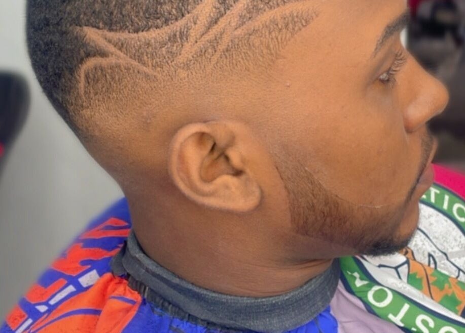 Corte de cabello artístico en Eddison Barber shop, Fantino, Sánchez Ramírez, DO.