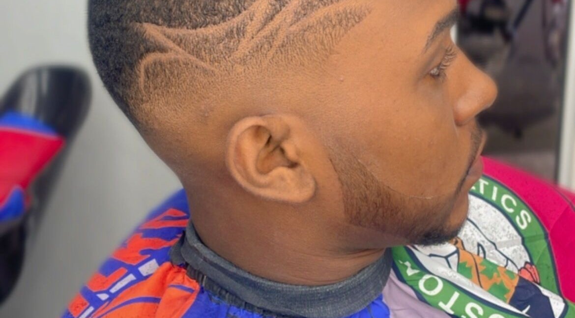 Corte de cabello artístico en Eddison Barber shop, Fantino, Sánchez Ramírez, DO.