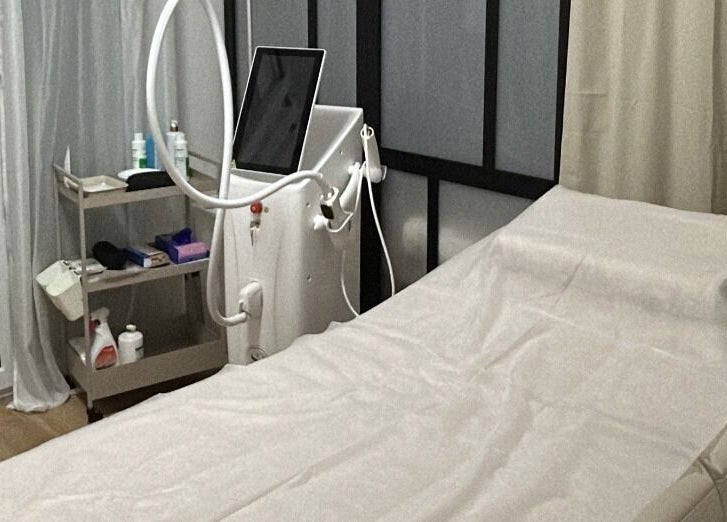 Cabine de soins à Skinandcarebymimi, Moussy-le-neuf, Île-de-france, FR, offrant un équipement moderne.