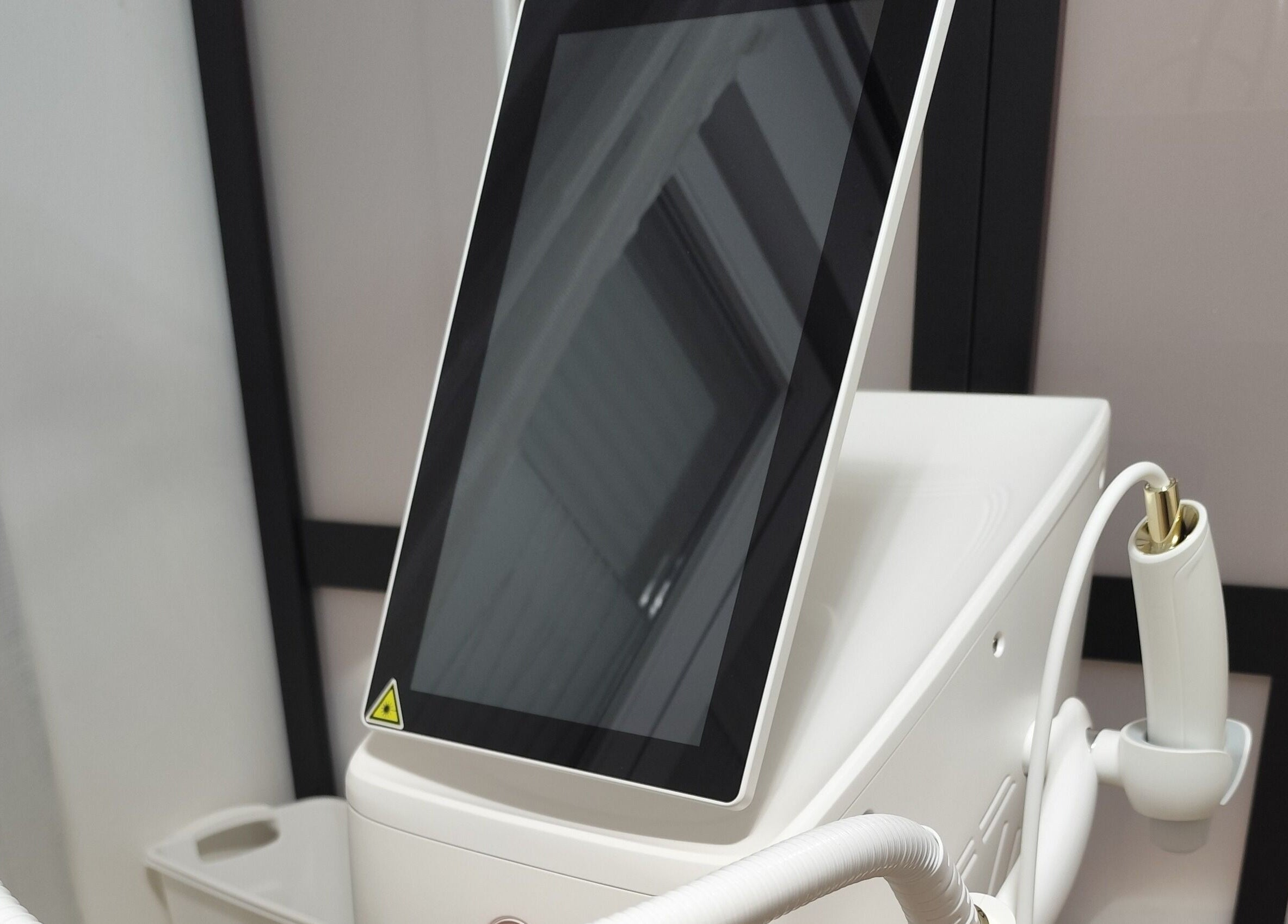 Appareil esthétique moderne chez Skinandcarebymimi, Moussy-le-neuf, Île-de-France, FR.