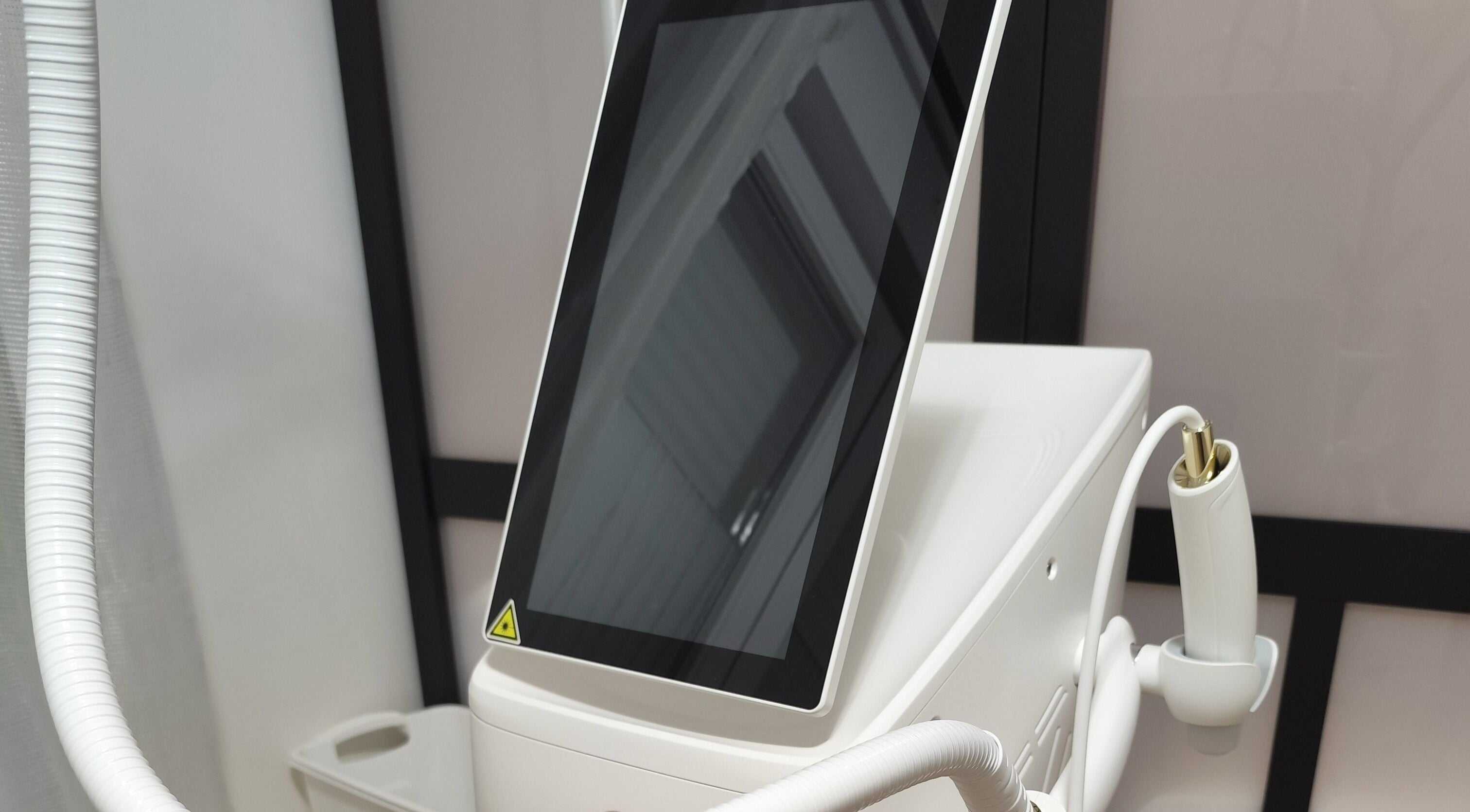 Appareil esthétique moderne chez Skinandcarebymimi, Moussy-le-neuf, Île-de-France, FR.