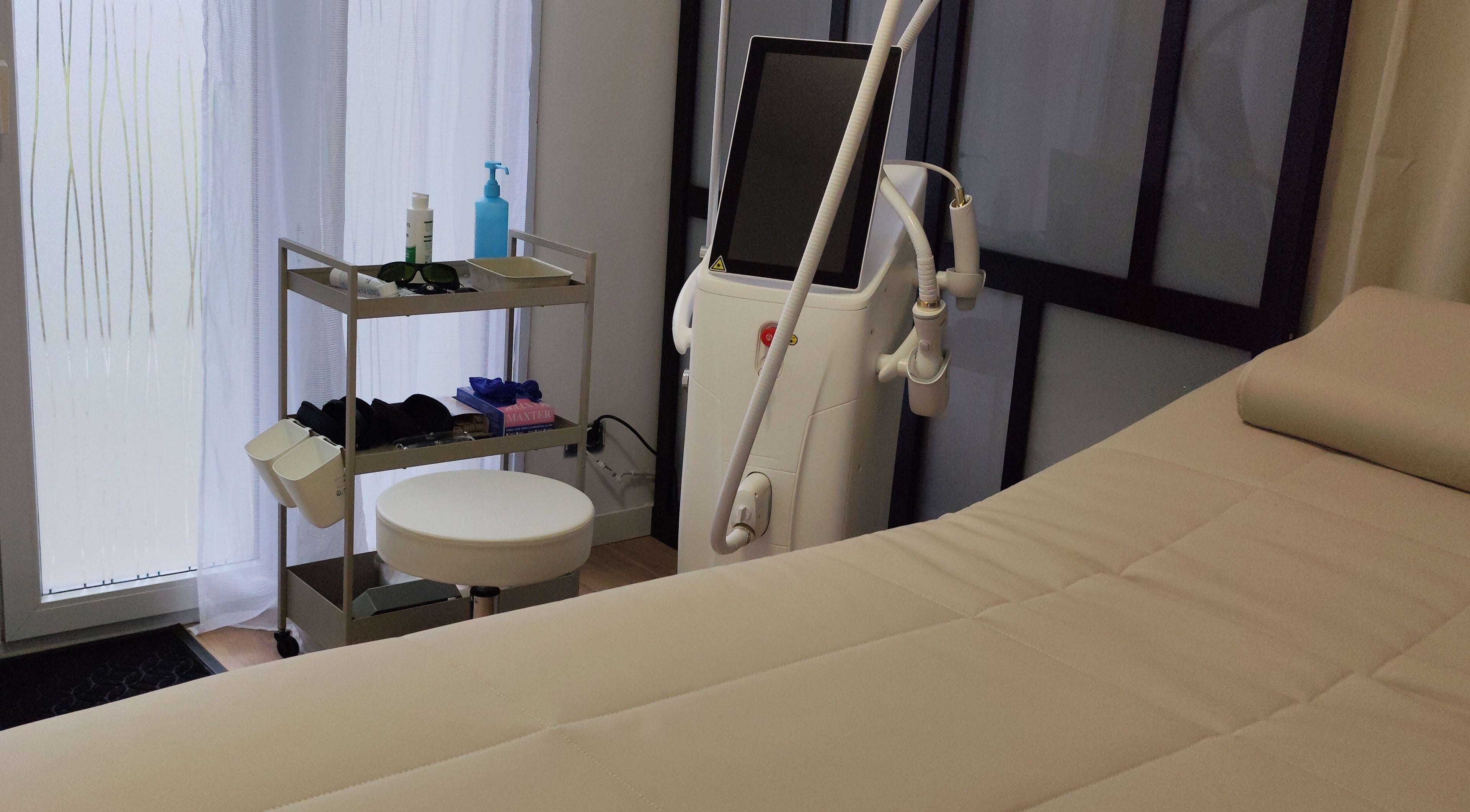 Salle de soins Spa de Skinandcarebymimi à Moussy-le-neuf, Île-de-france, FR, avec équipement moderne.