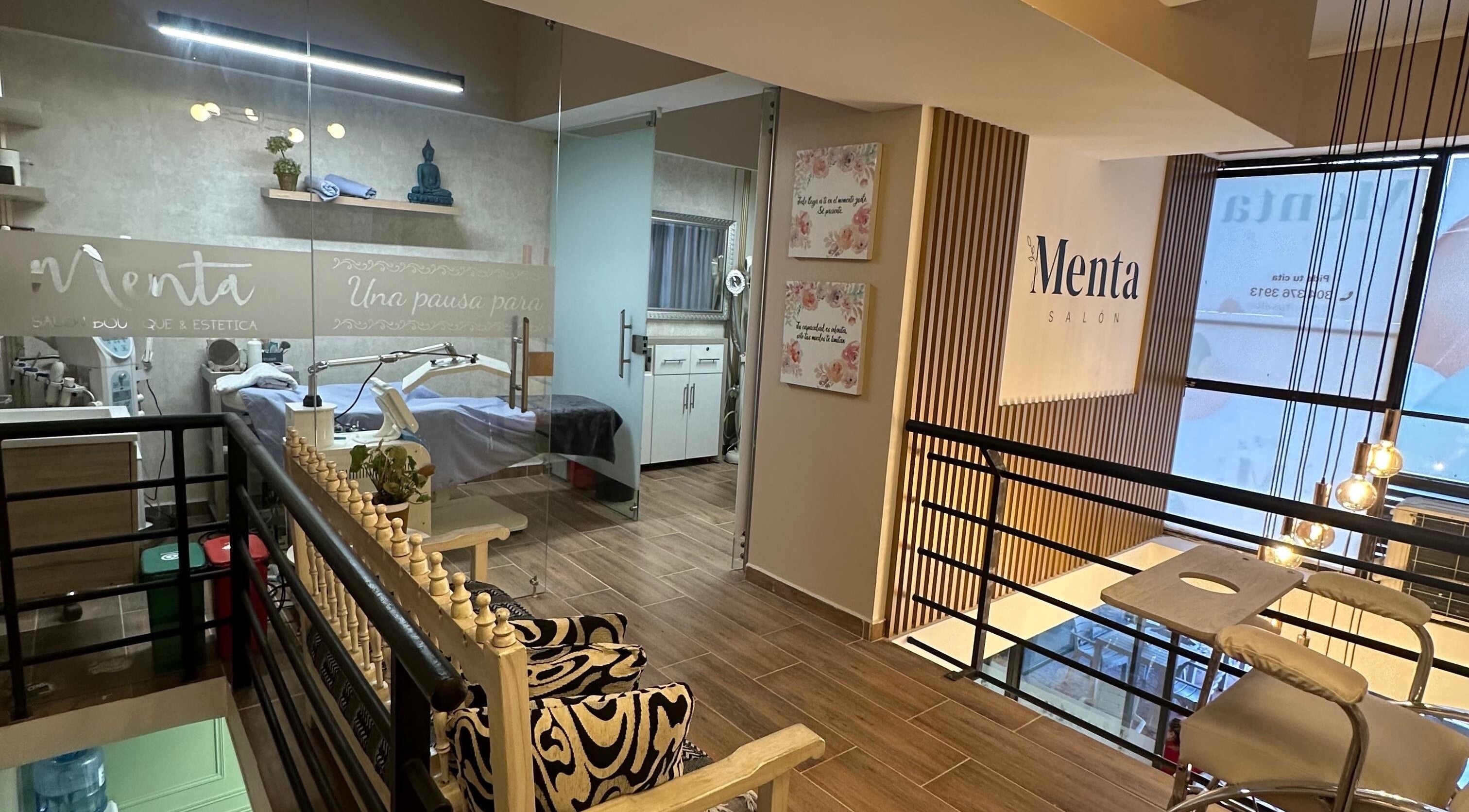 Interior de MENTA SALON en Pereira, Risaralda, CO, mostrando área de estética moderna y acogedora.