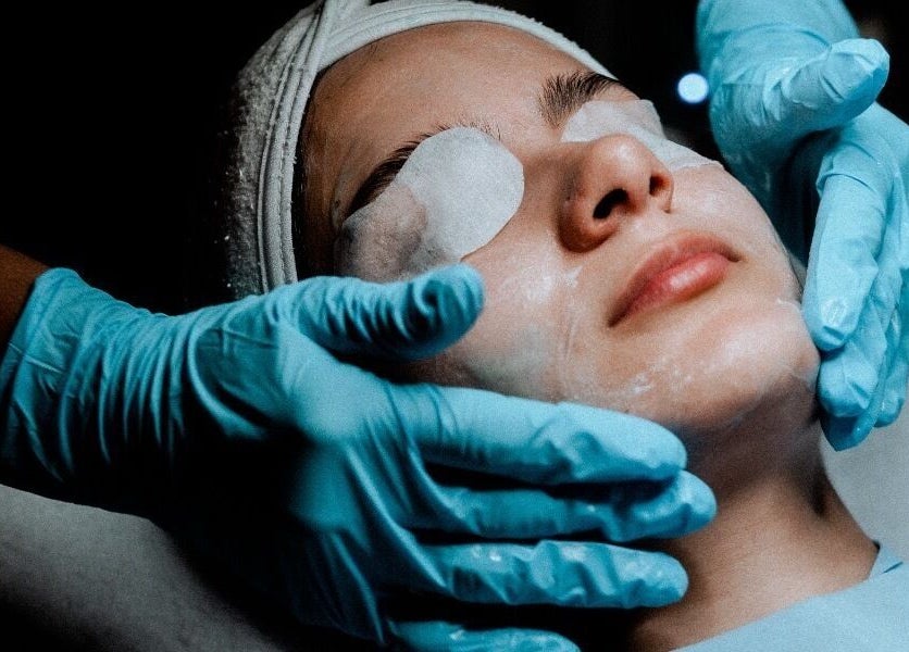 Tratamiento facial en MENTA SALON, Pereira, Risaralda, CO con cuidado profesional.