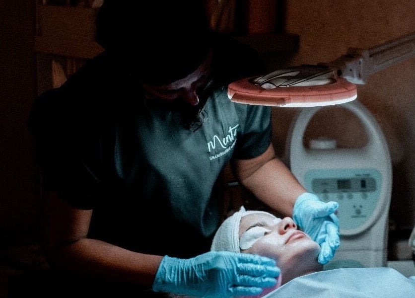 Tratamiento facial en MENTA SALON, Pereira, Risaralda, CO, proporcionando una experiencia de relajación y cuidado de la piel.