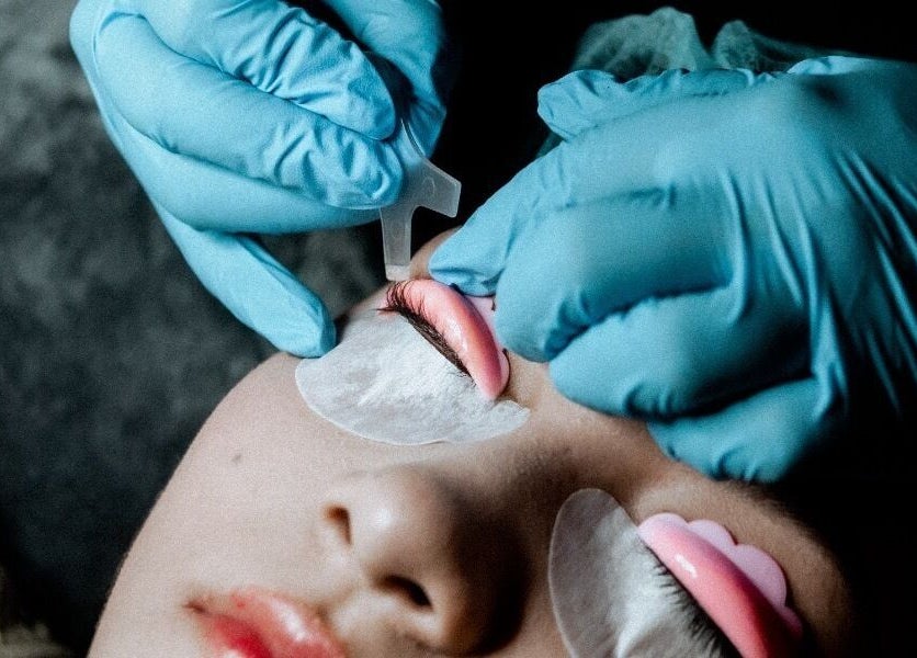 Aplicación de extensiones de pestañas en MENTA SALON, Pereira, Risaralda, CO.